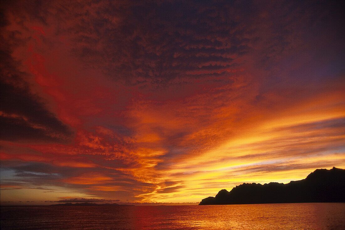 1100x732 Sunset over the sea at Baja California