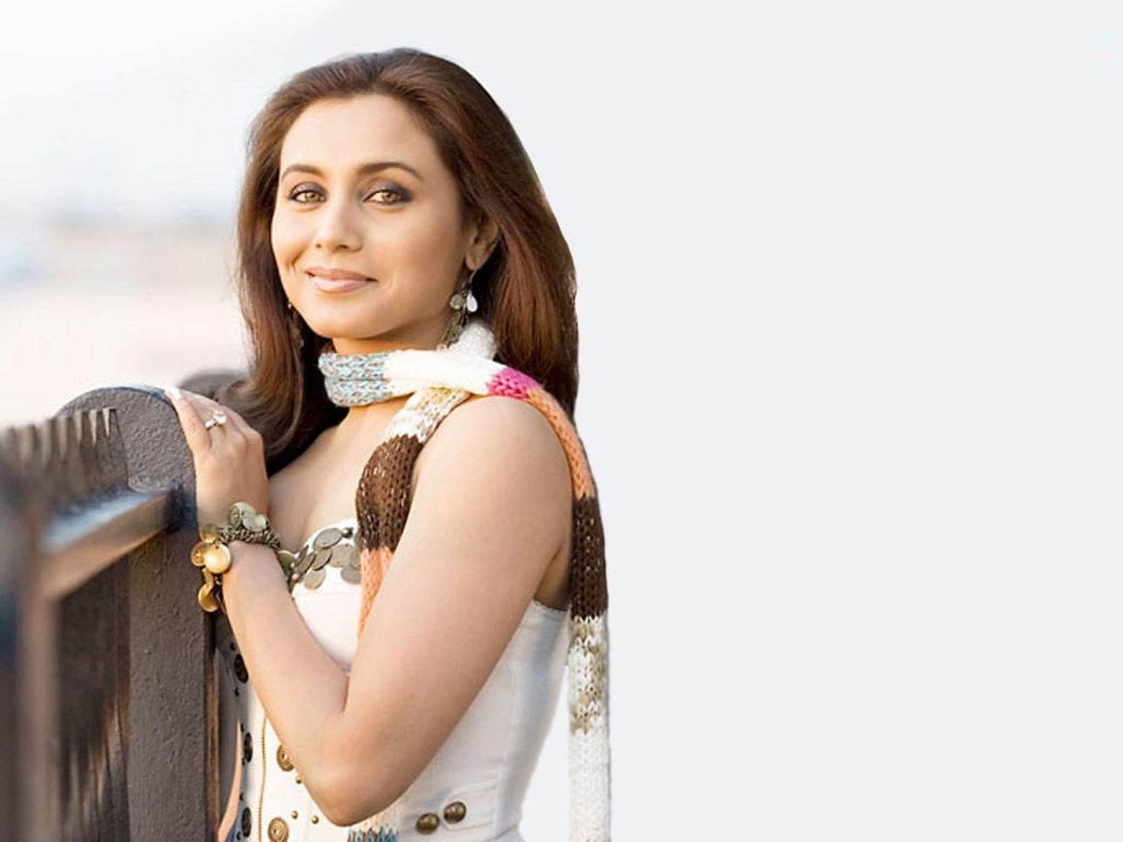 1600x1200 Rani Mukerji Wallpaper