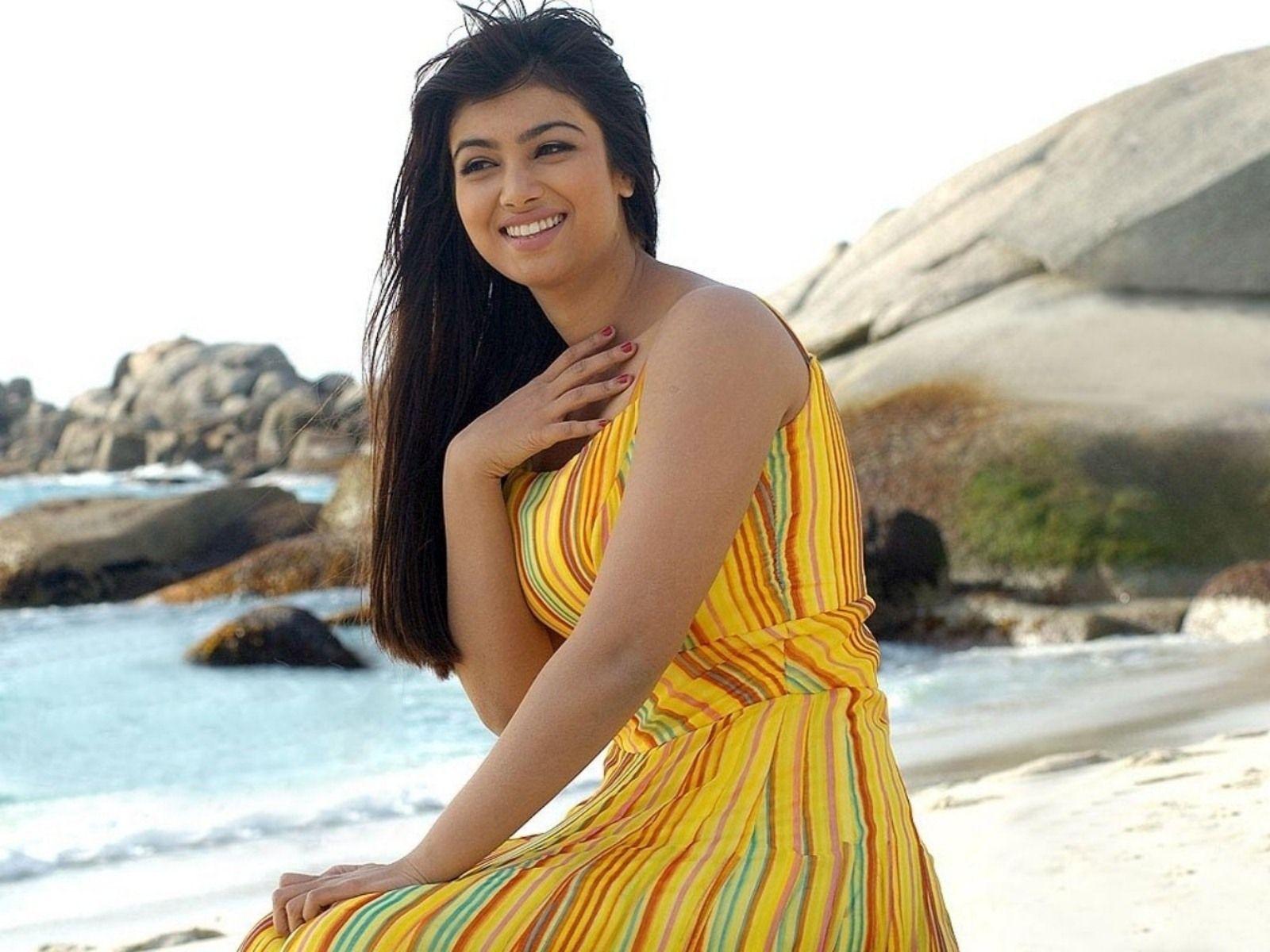 1600x1200 Ayesha Takia Wallpaper Download FREE