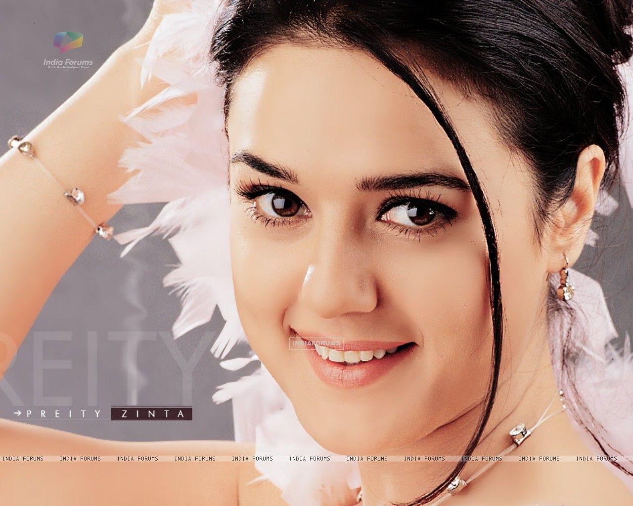 Preity Zinta Wallpapers Top Free Preity Zinta Backgrounds Wallpaperaccess 