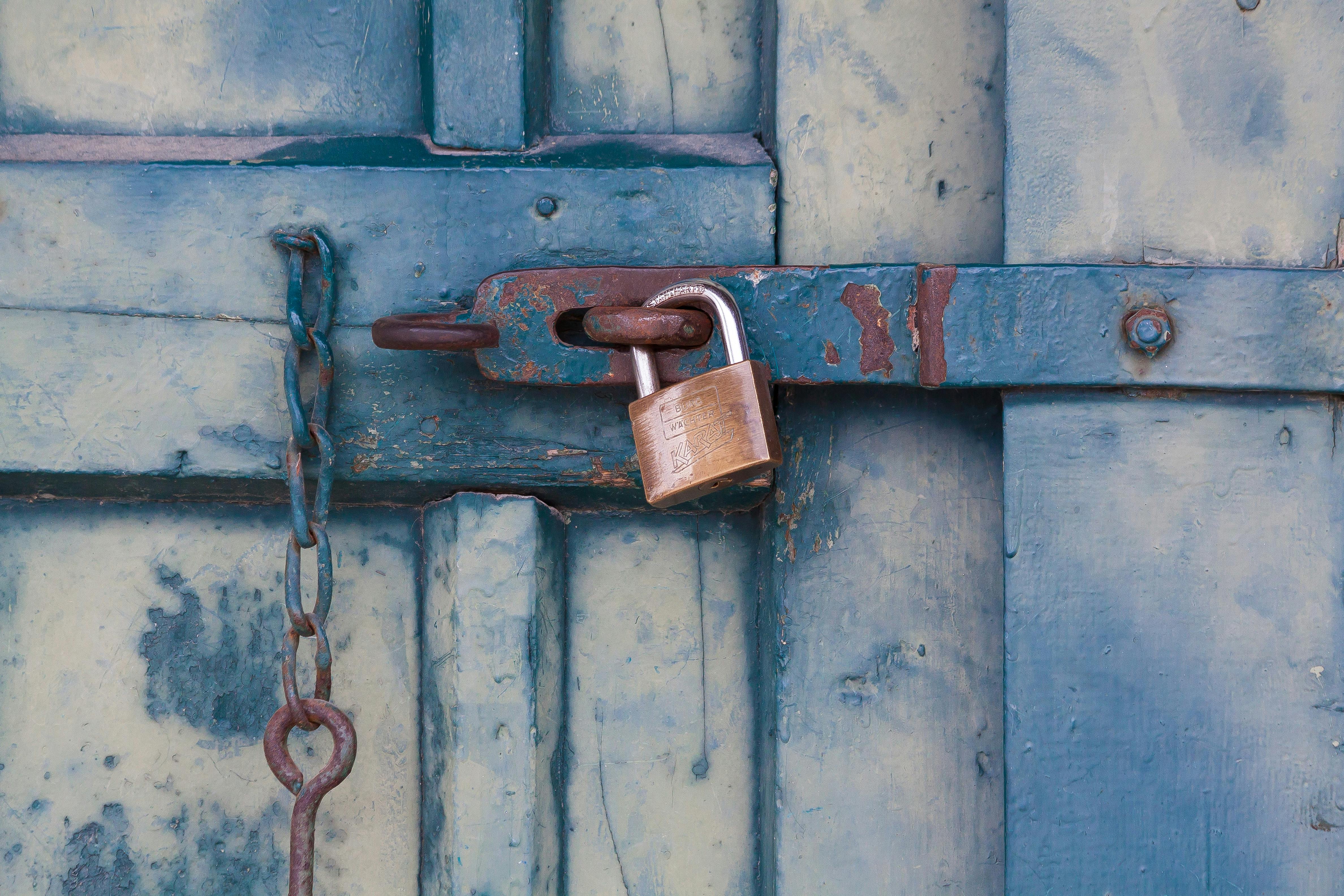 4752x3168 Gold Padlock Locking Door · Free Stock