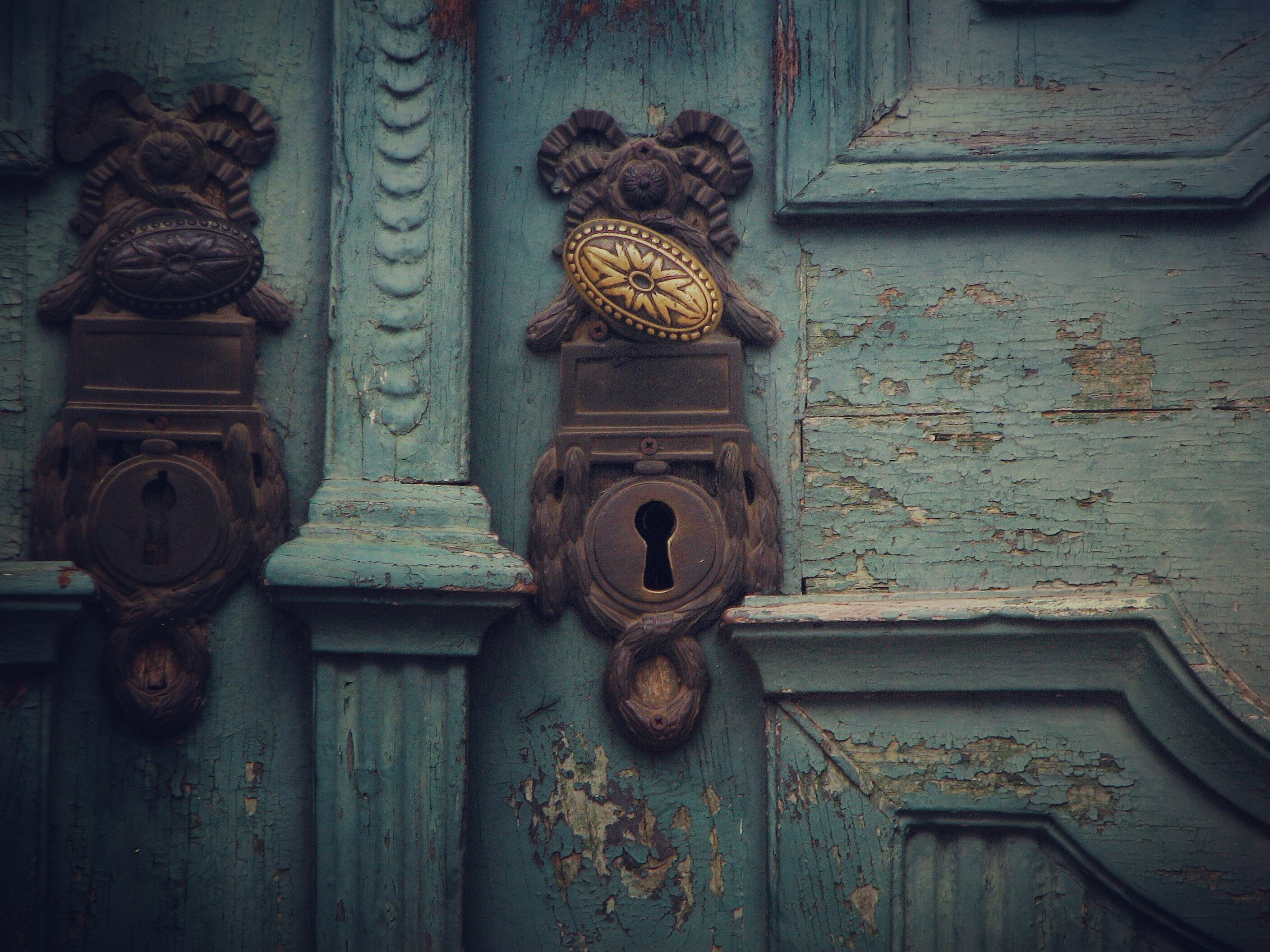 2816x2112 Green wooden door with brown lock