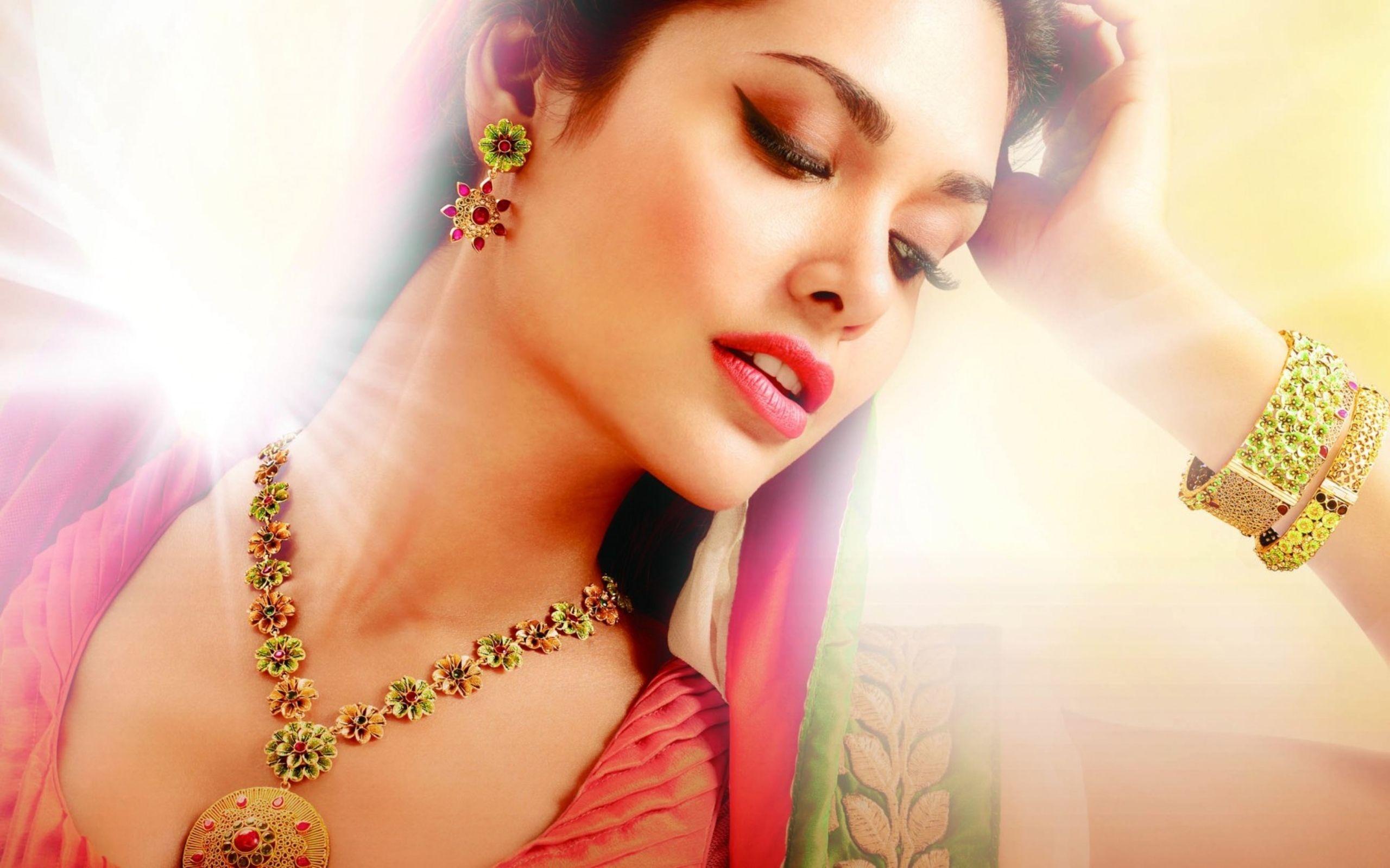 2560x1600 Esha Gupta HOT HD Wallpaper (High Quality) HD