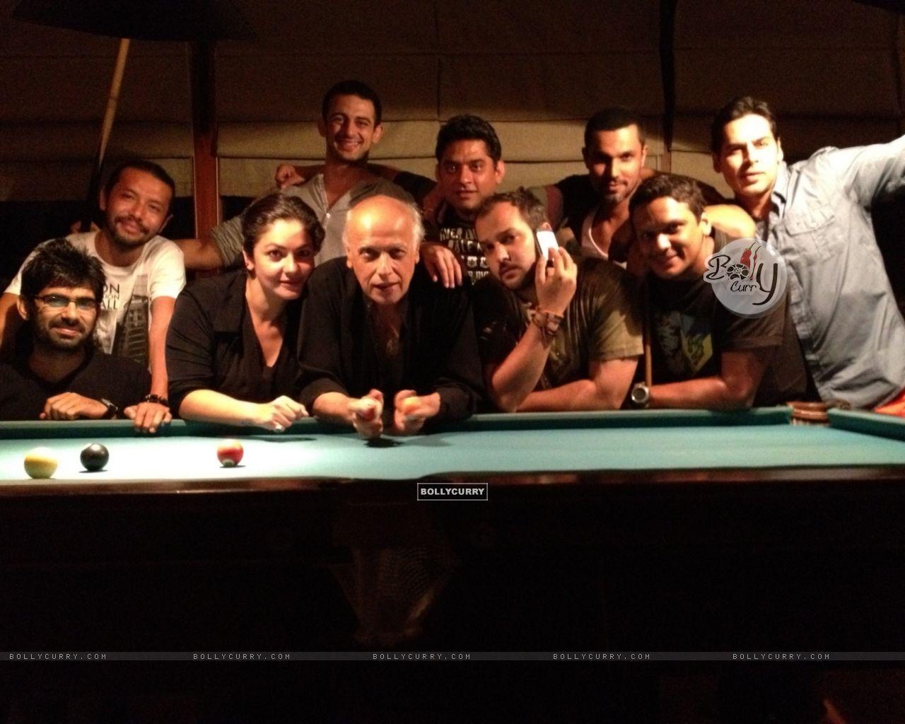 1280x1024 Wallpaper Bhatt, Pooja Bhatt, Dino Morea on the set