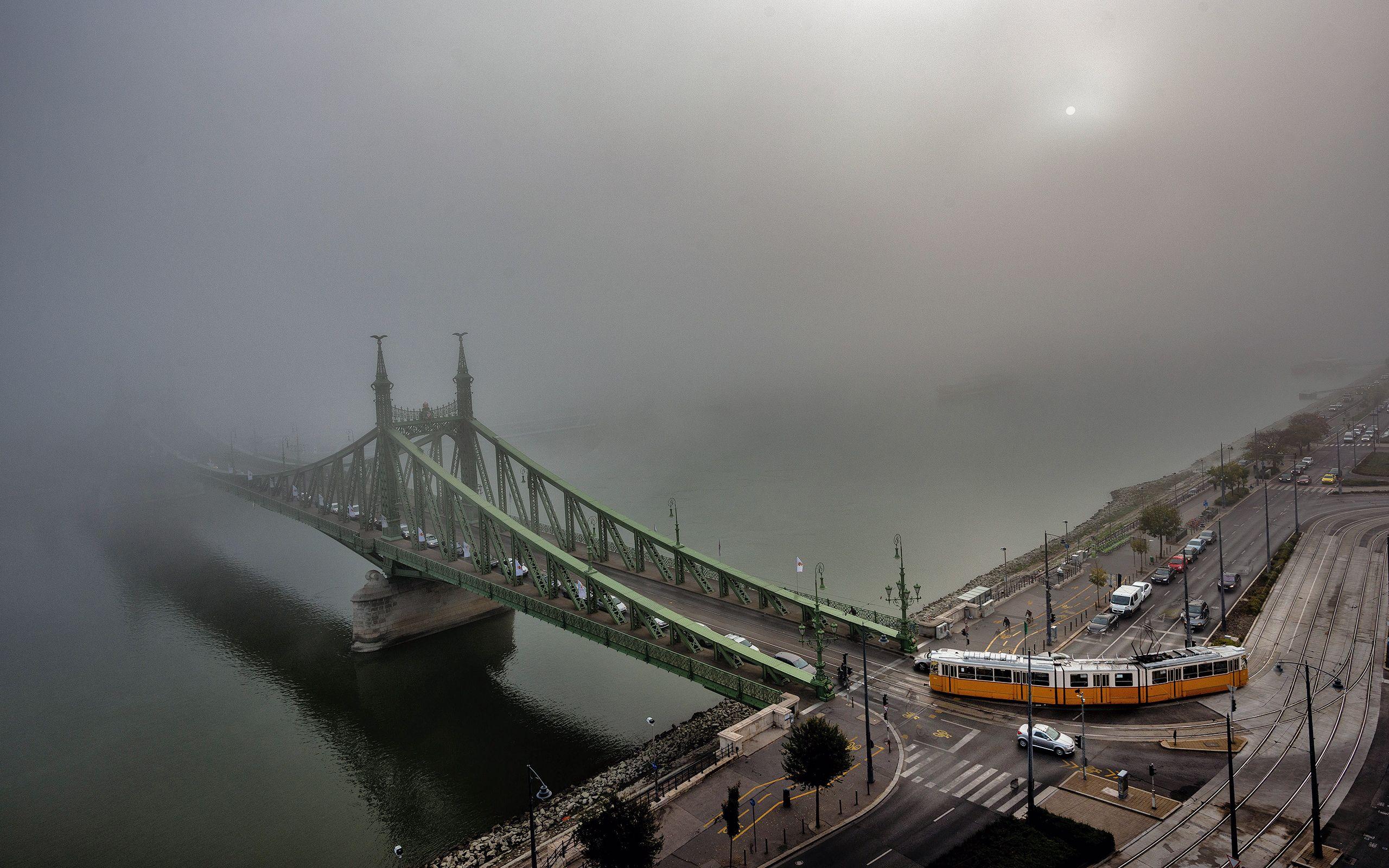2560x1600 Daily Wallpaper: Morning Fog in Budapest, Hungary. I Like
