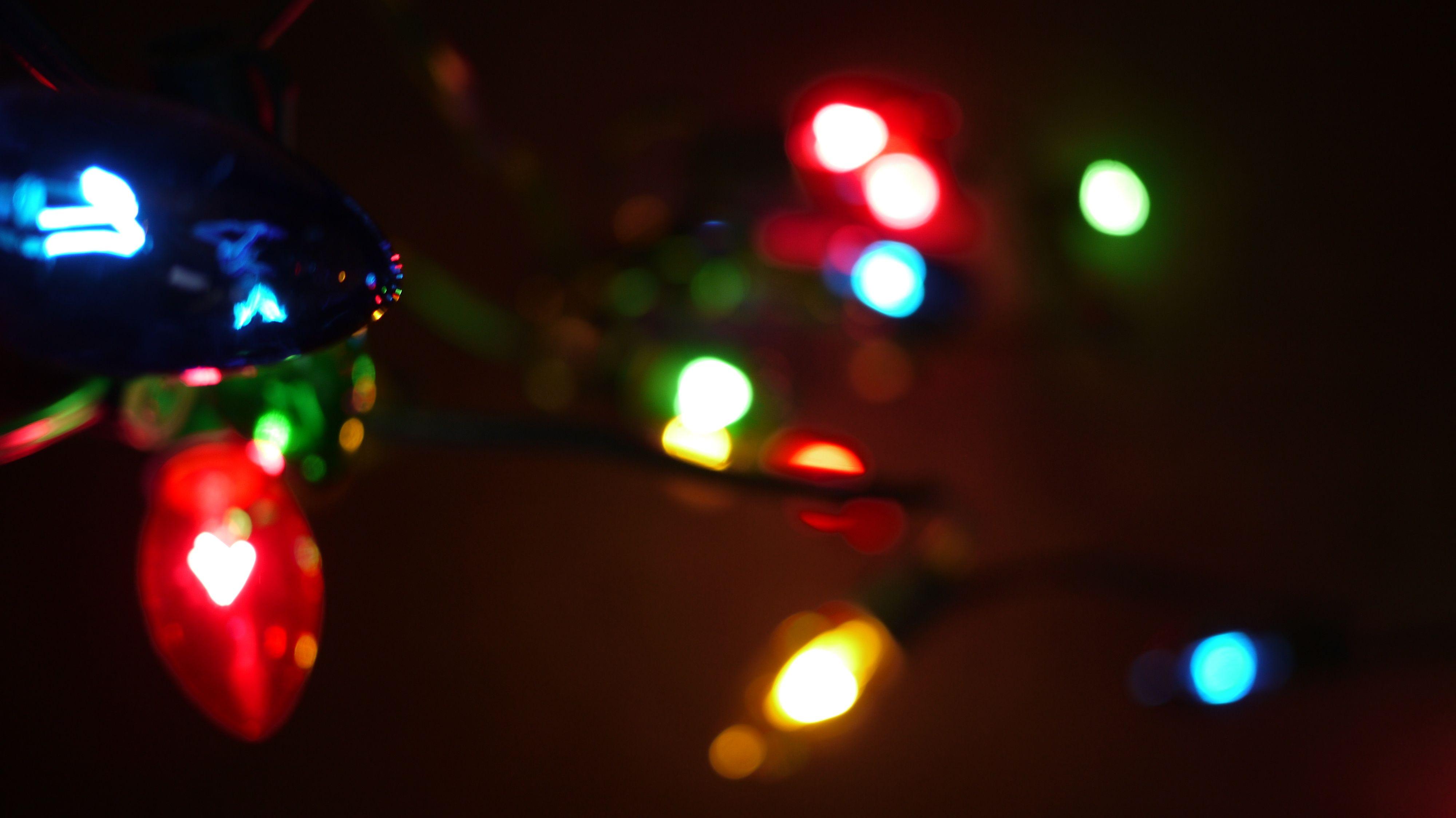4000x2248 Traditional string of multi coloured christmas lights blurred
