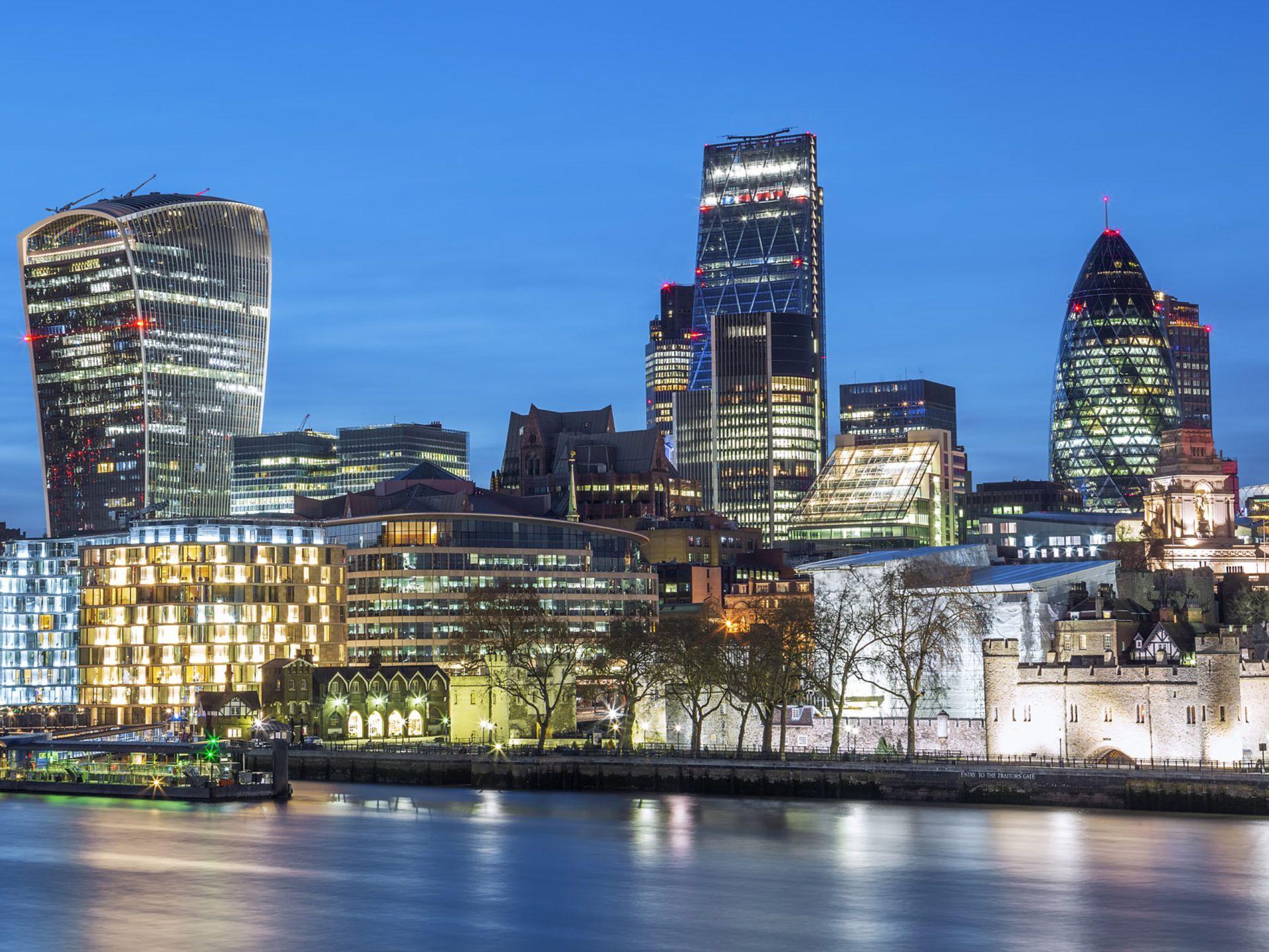 1920x1440 London City Skyline At Night 4k Ultra HD Desktop Wallpaper