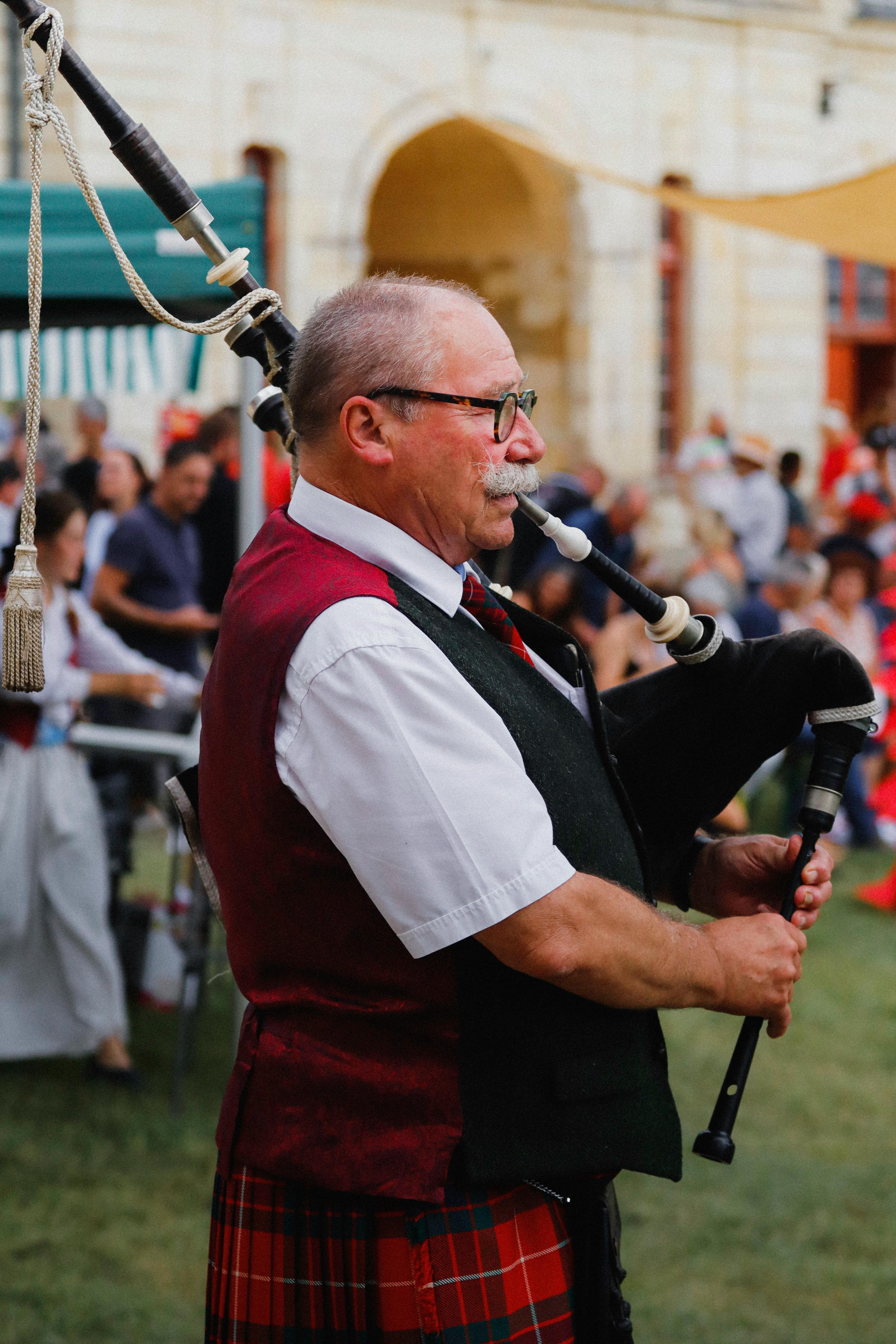 3665x5497 Scottish Piper Playing Bagpipes · Free