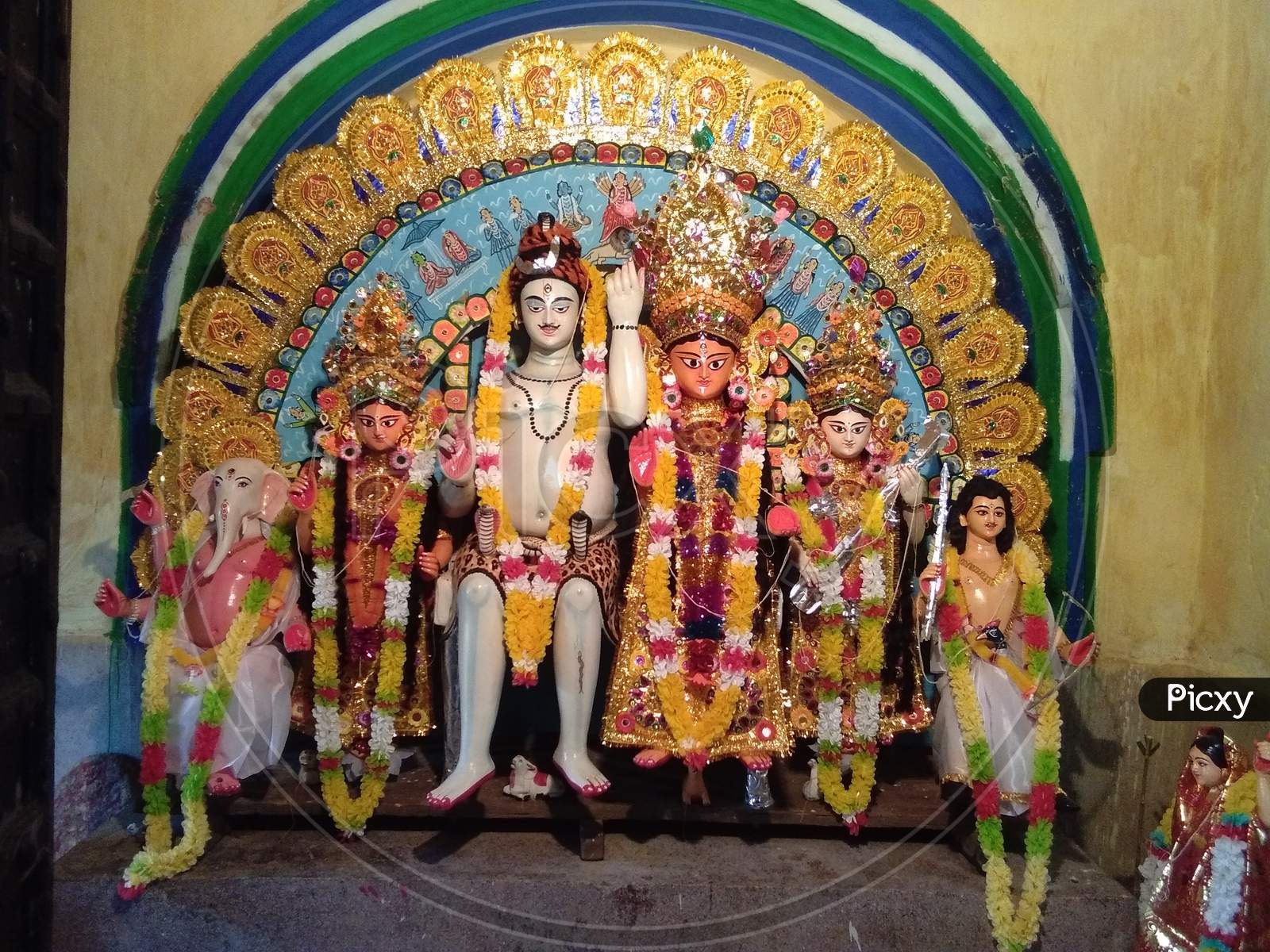 1600x1200 Image Of Shiv Durga Idol With Their Sons And Daughters Bengali Zamindar Style Murti Or Idol AJ404481 Picxy
