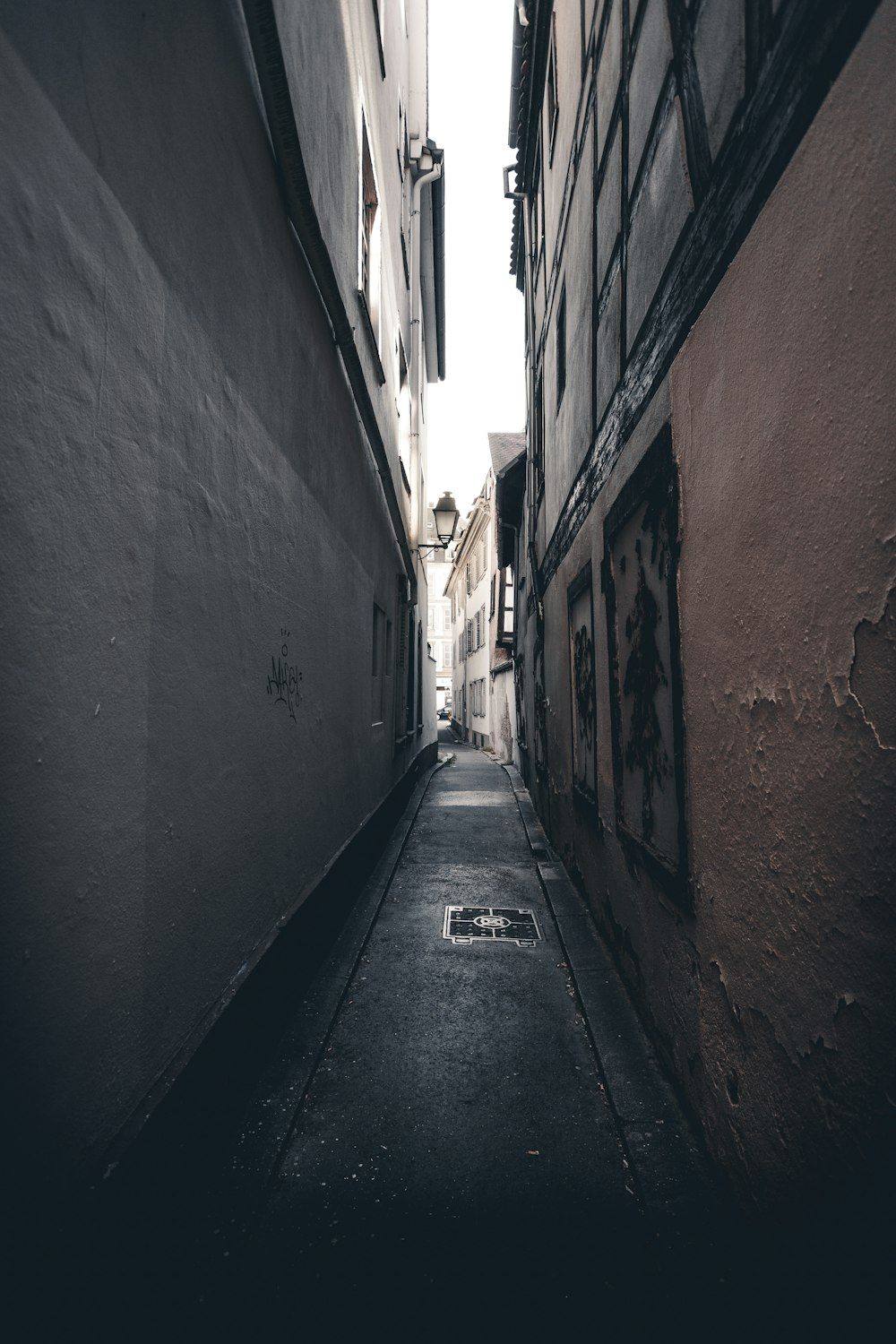 1000x1500 Download Free Narrow Street Picture