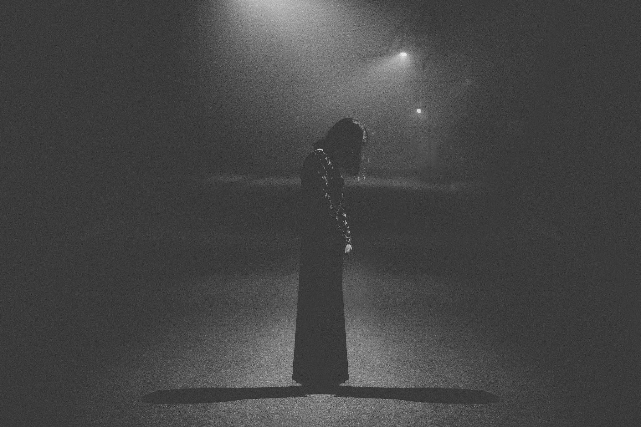 2048x1365 Wallpaper light, sad, dress, woman