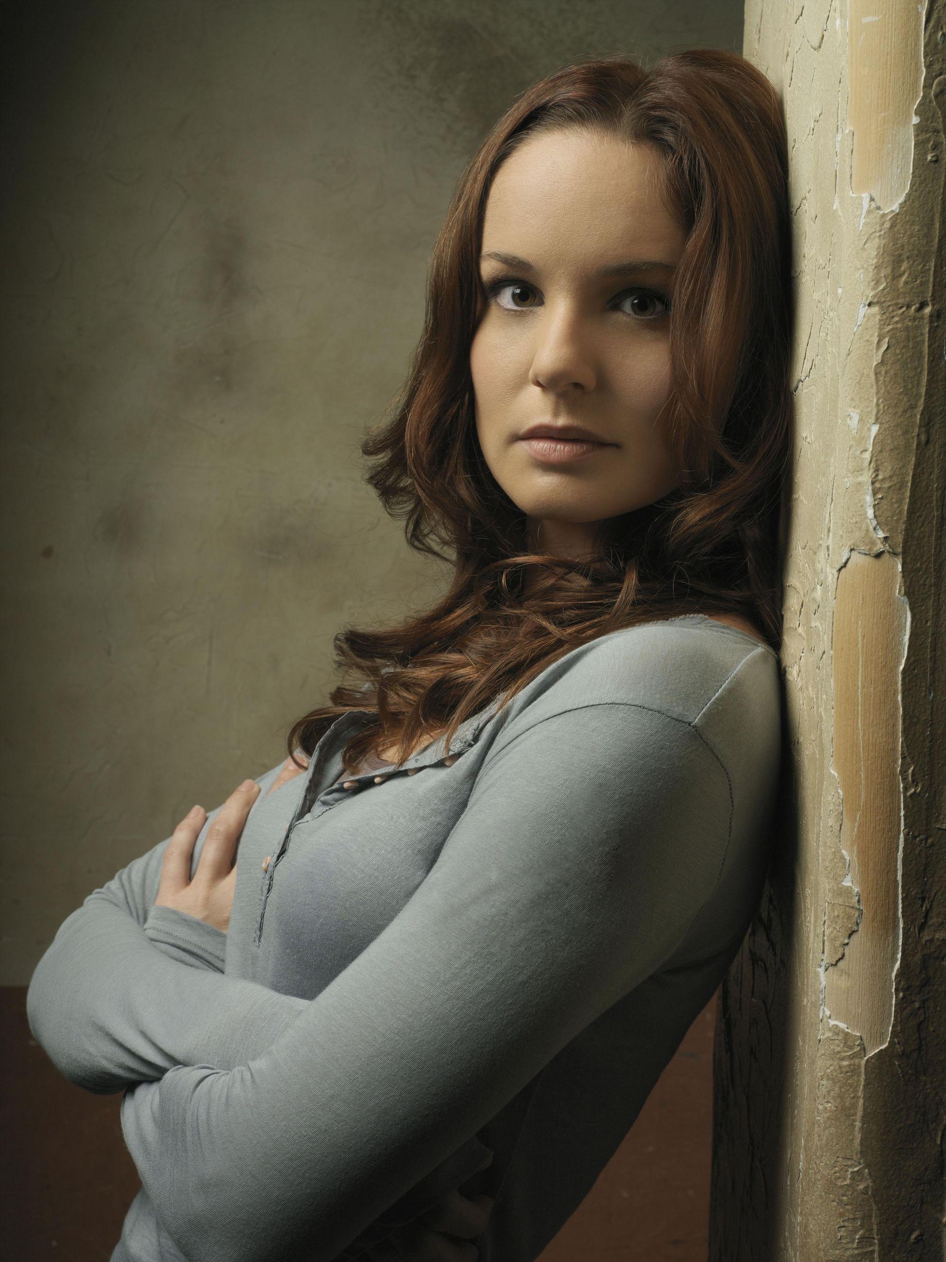 1944x2592 Sarah Wayne Callies Wallpaper