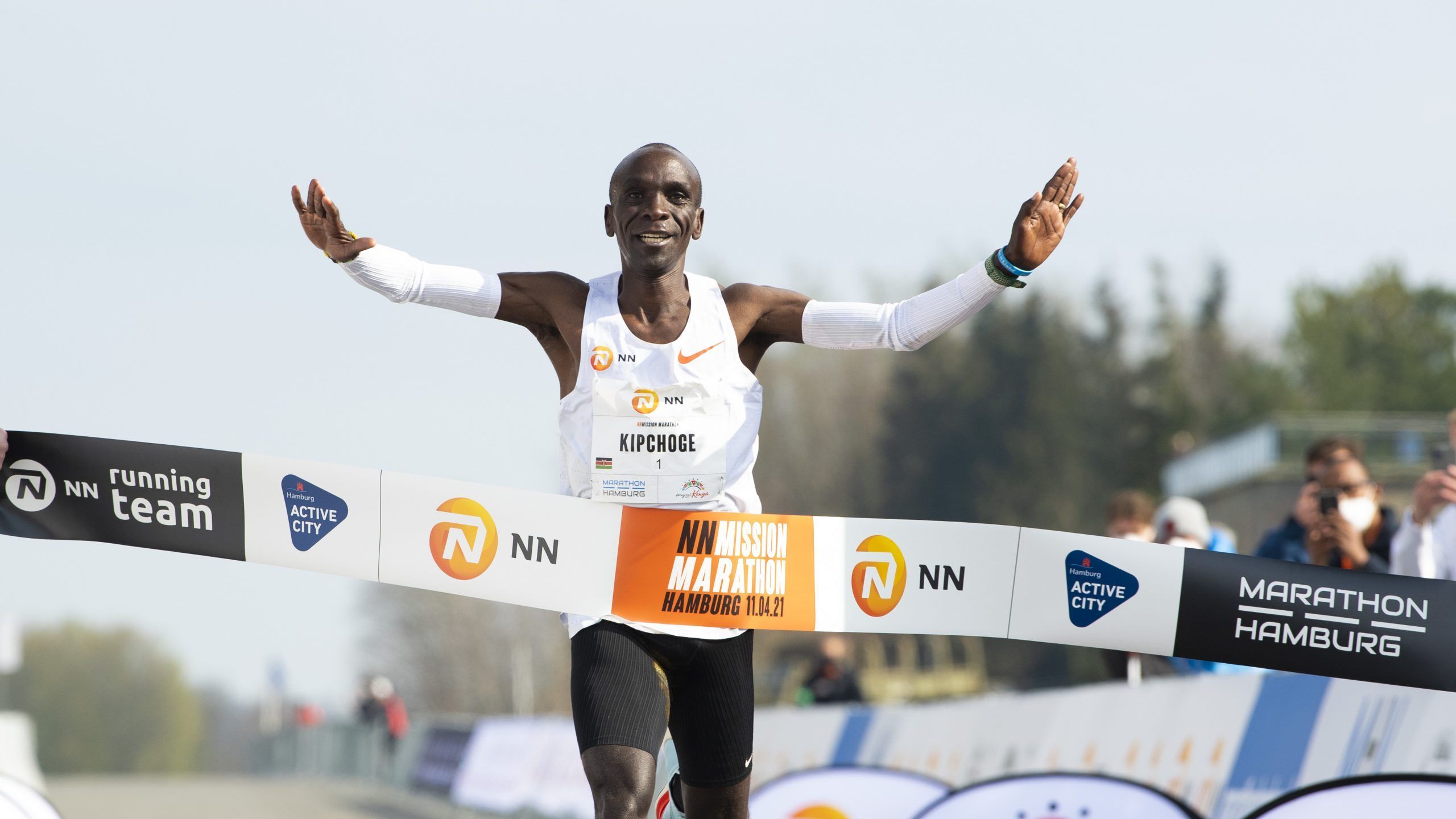 2560x1440 Mission accomplished, Eliud Kipchoge