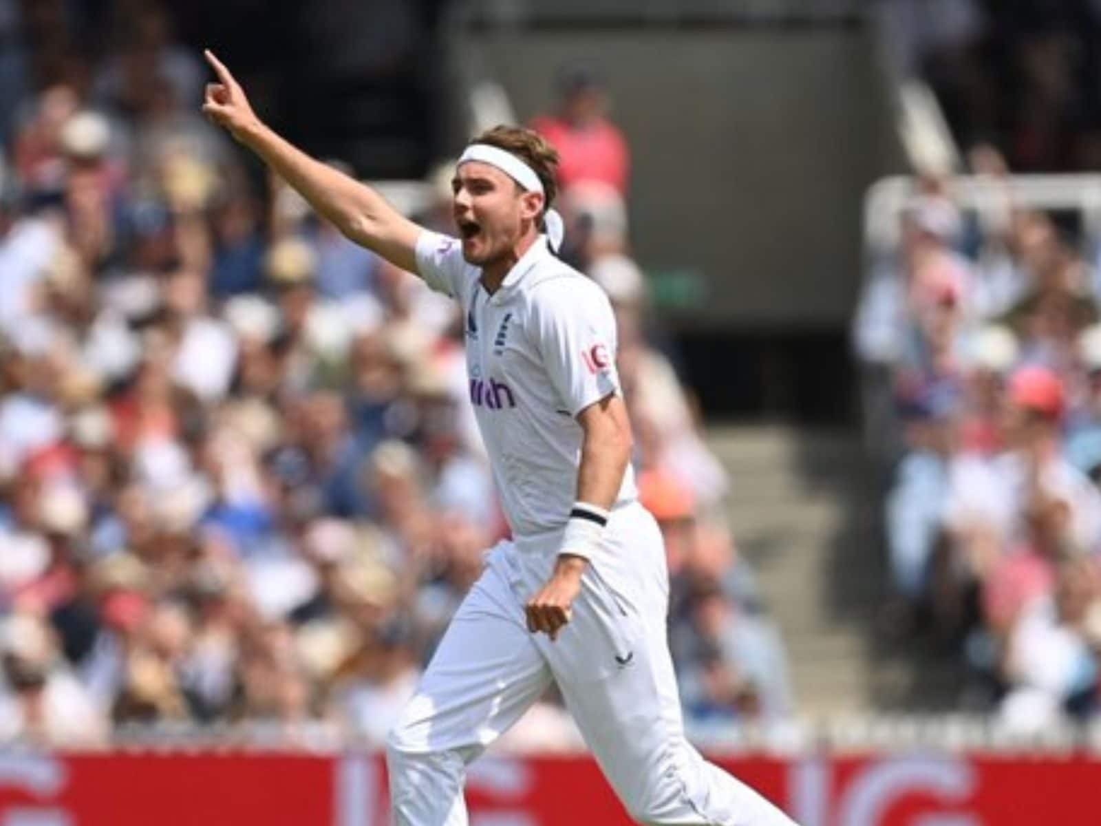 1600x1200 England vs New Zealand: Stuart Broad