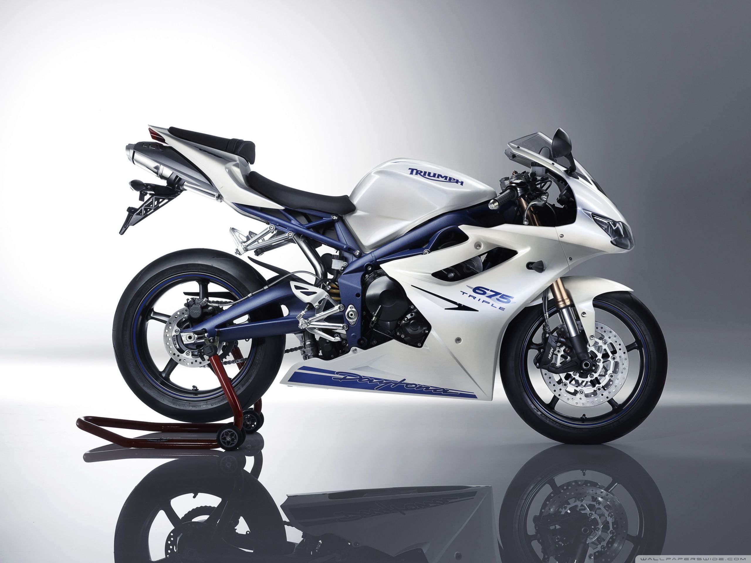 2560x1920 Triumph Daytona 675 Bike Ultra HD