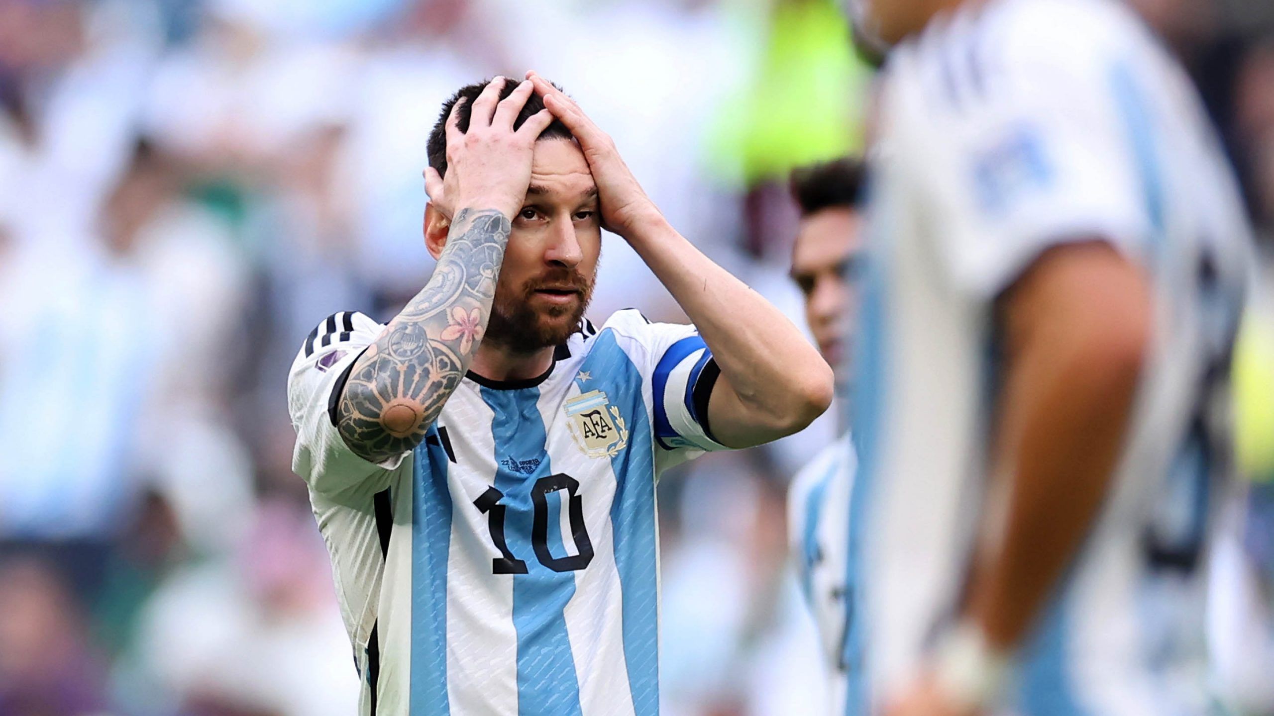 2560x1440 Off the pitch, Messi plays for the team