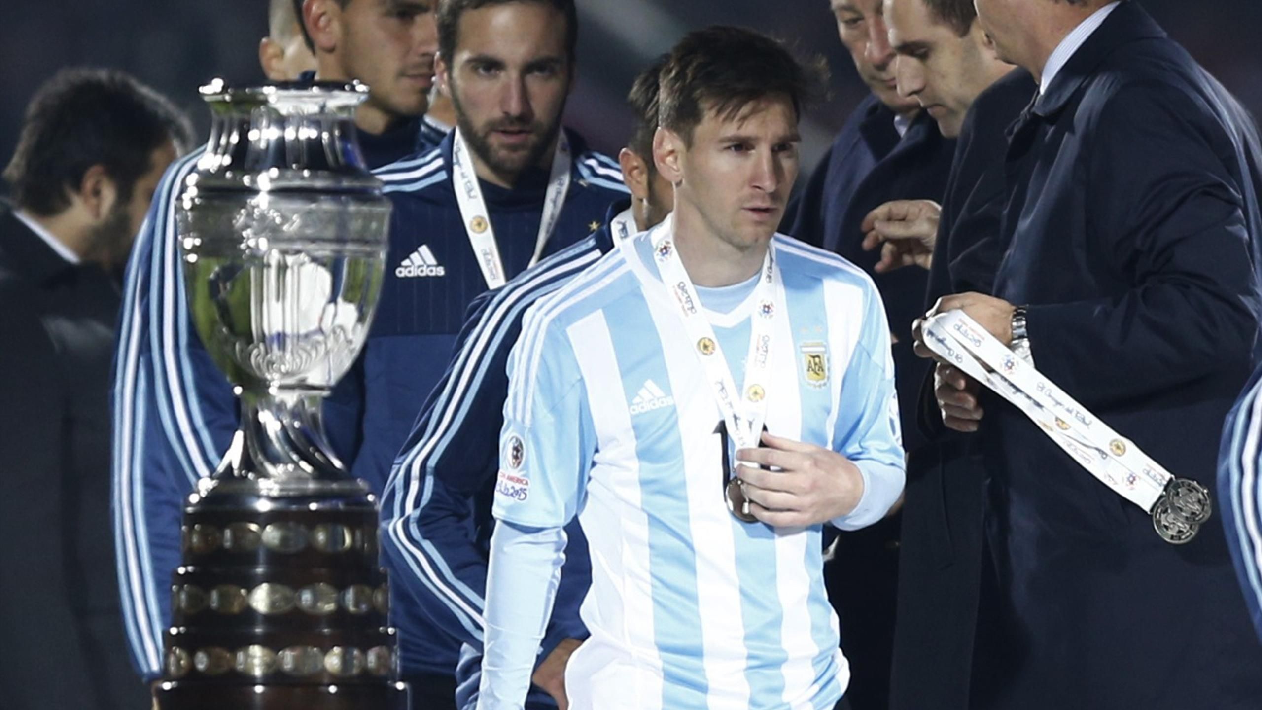 2560x1440 Devastated Lionel Messi poses