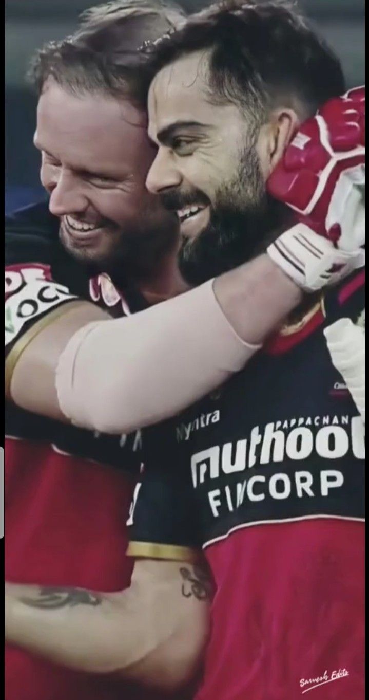 719x1362 Kohli and Ab de Villiers Embrace