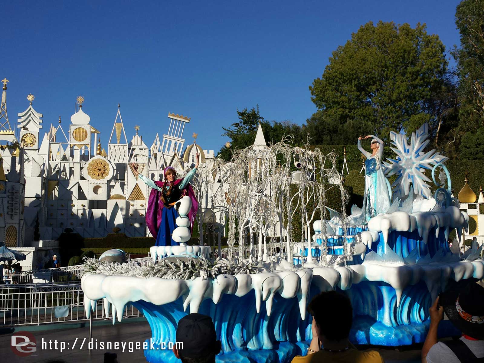 1600x1200 Anna, Elsa & Olaf are on the Winter Wonderland float