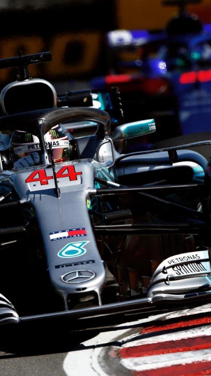 700x1246 Lewis Hamilton