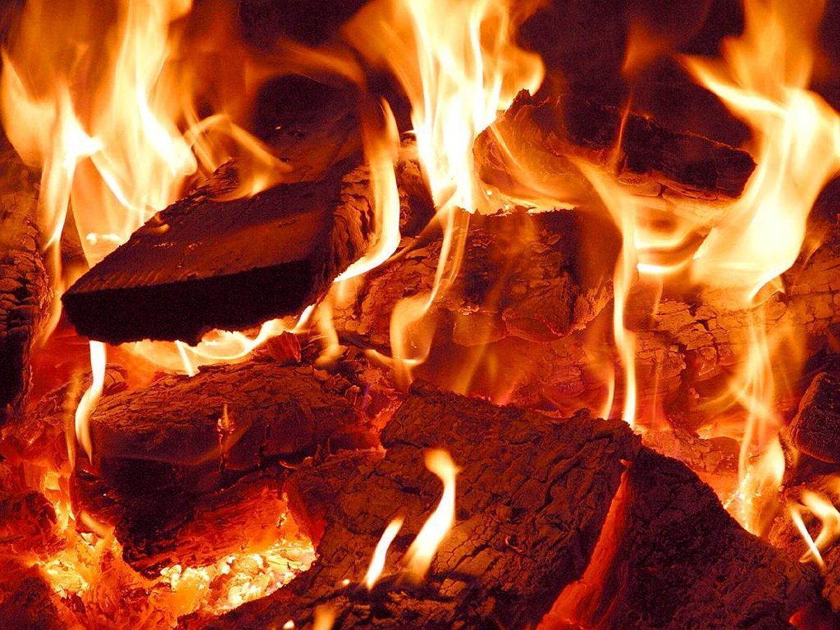 1200x900 Wood Burning Fire Closeup Background