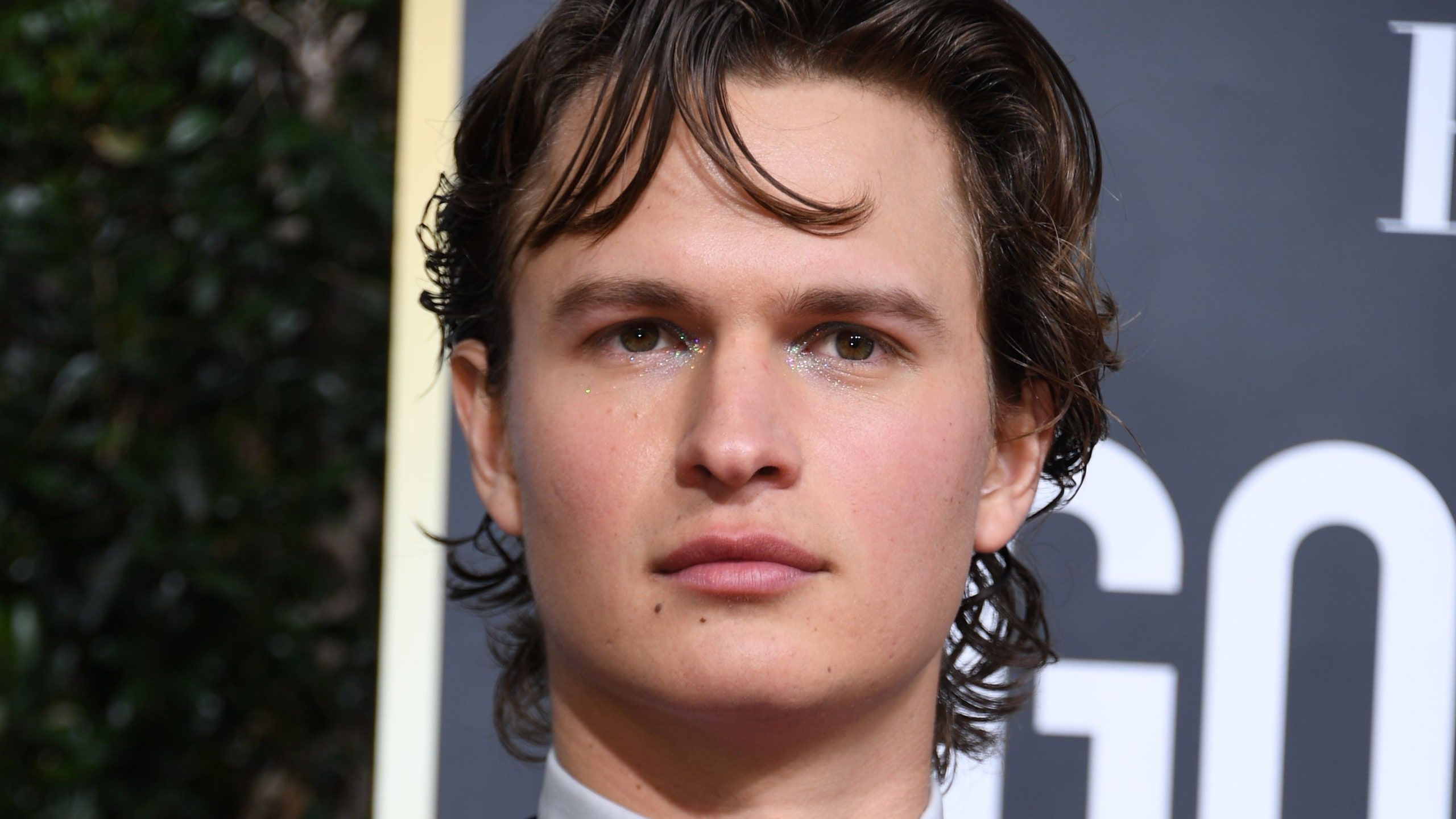 2560x1440 Golden Globes 2020: Ansel Elgort Wore