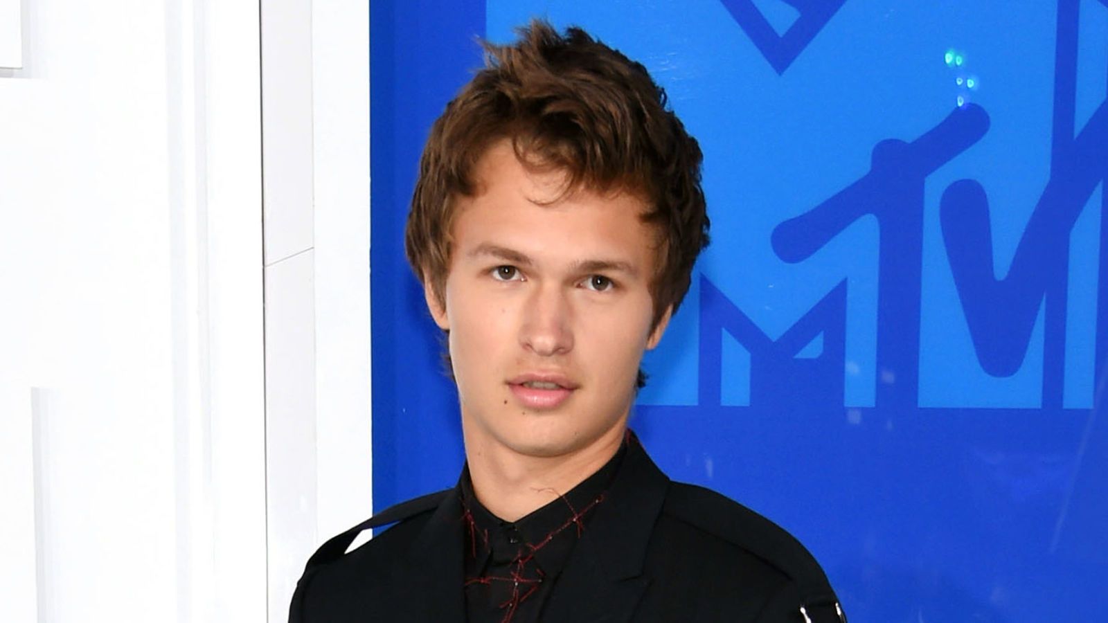 1600x900 Ansel Elgort Dressed Up as Edward