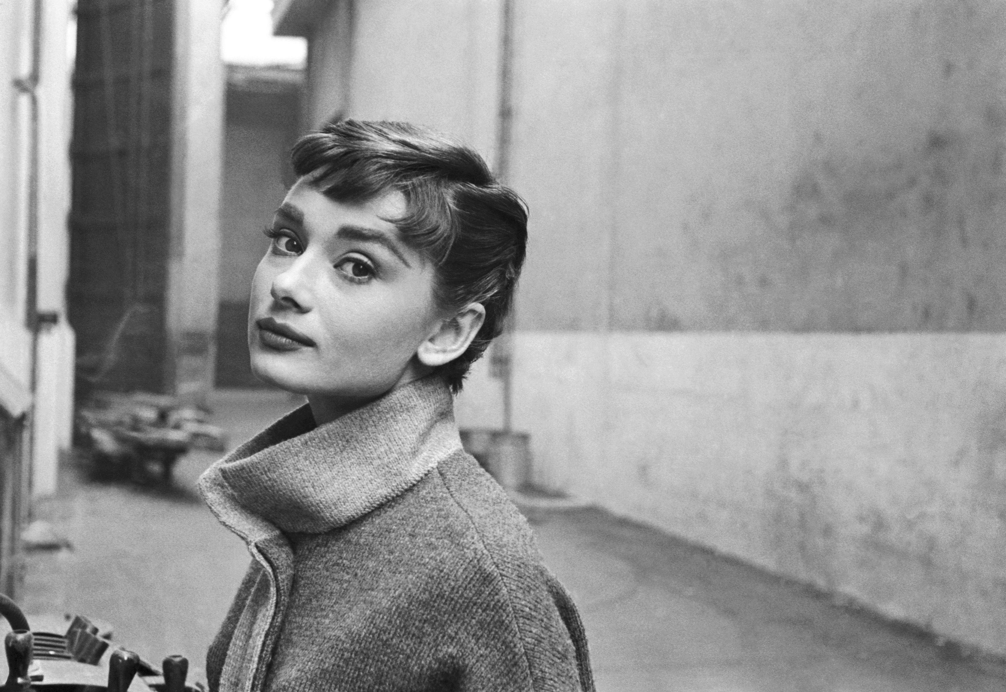 Featured image of post Audrey Hepburn Macbook Wallpaper / A collection of the top 53 macbook wallpapers and backgrounds available for download for free.