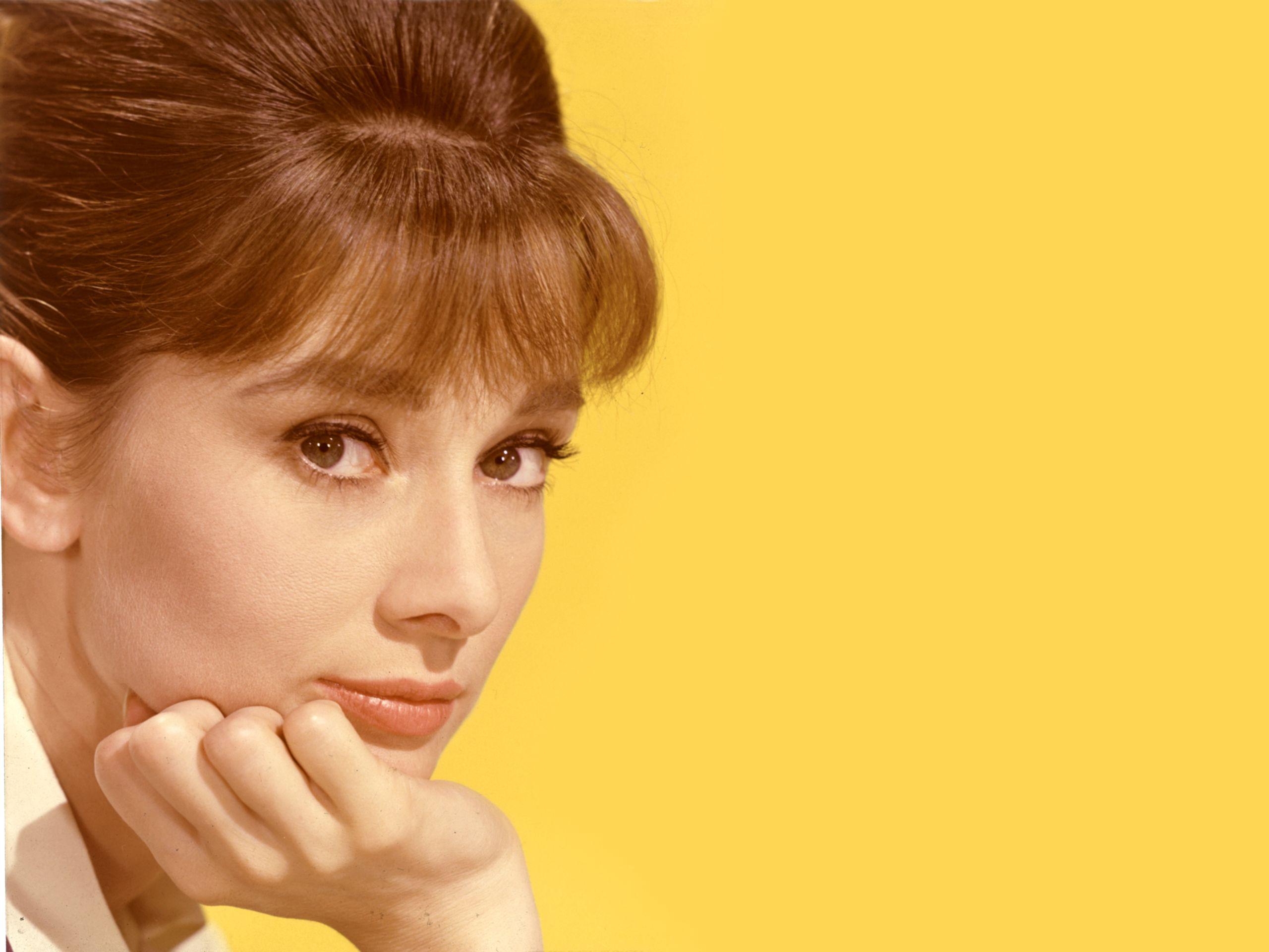 2560x1920 Free Audrey Hepburn Wallpaper 17102 2560x1920px