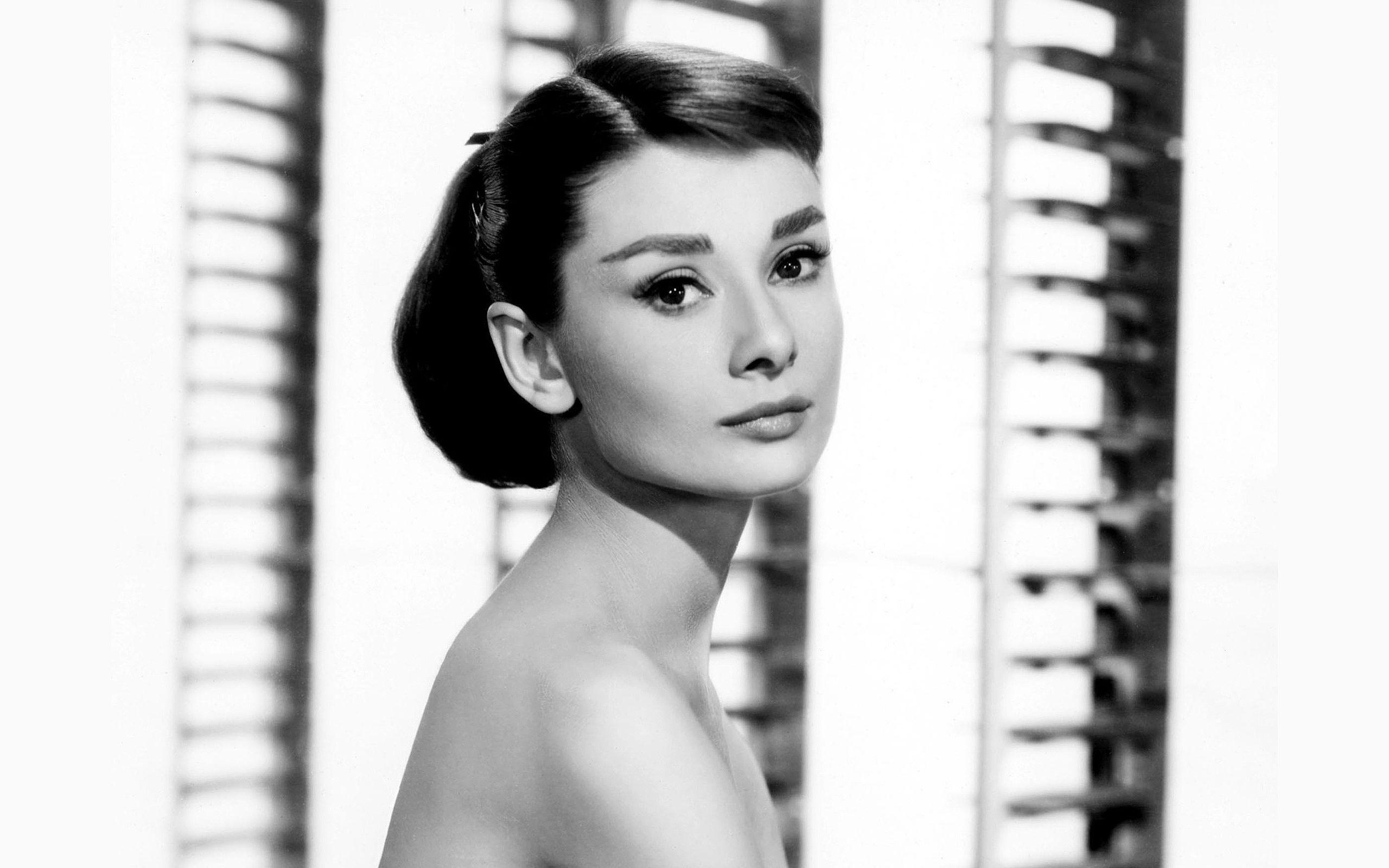 2560x1600 Celebrities Audrey Hepburn 2560x1600px ▻ 4K Ultra HD Photo