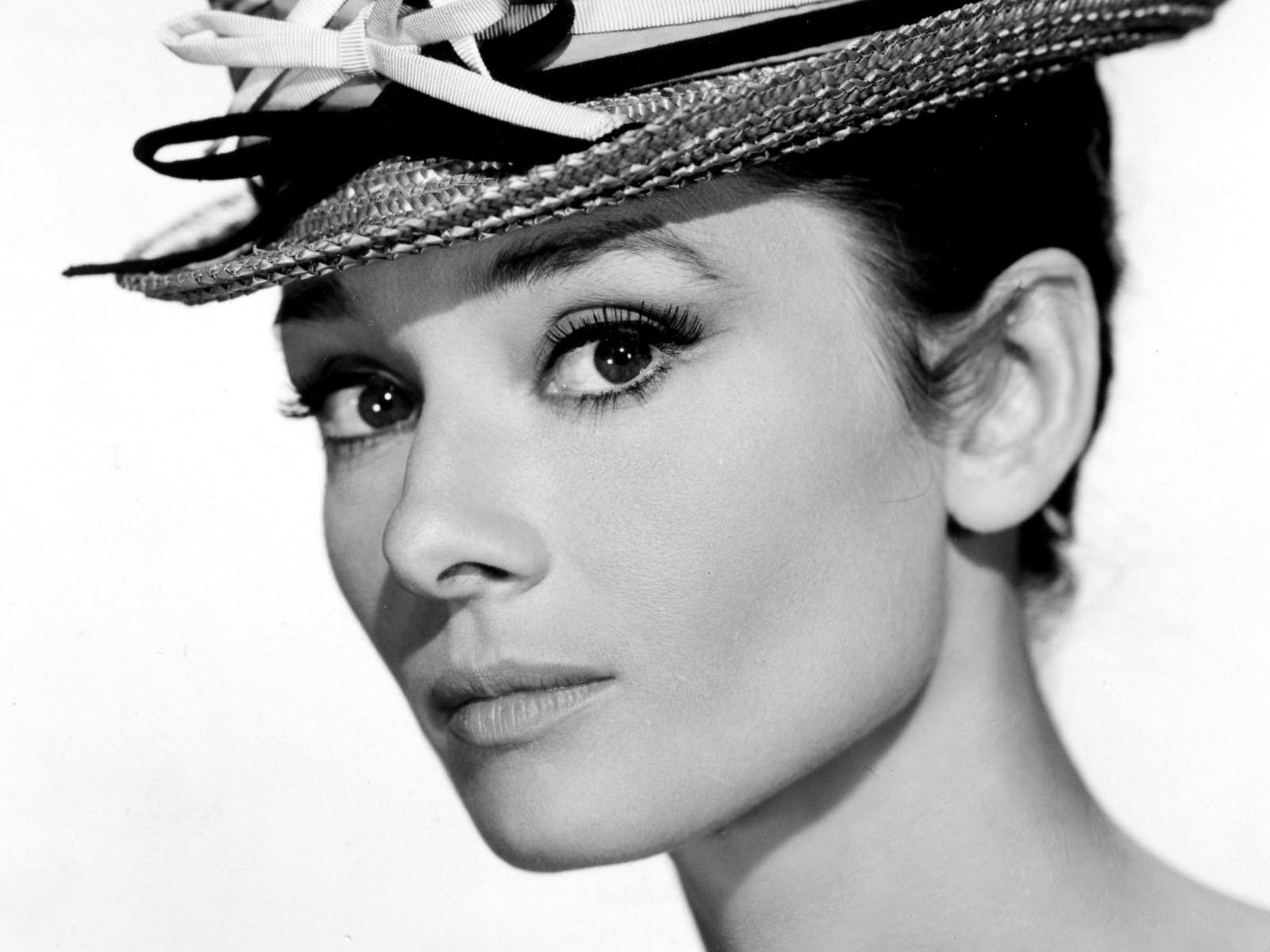 1600x1200 Audrey Hepburn Wallpaper