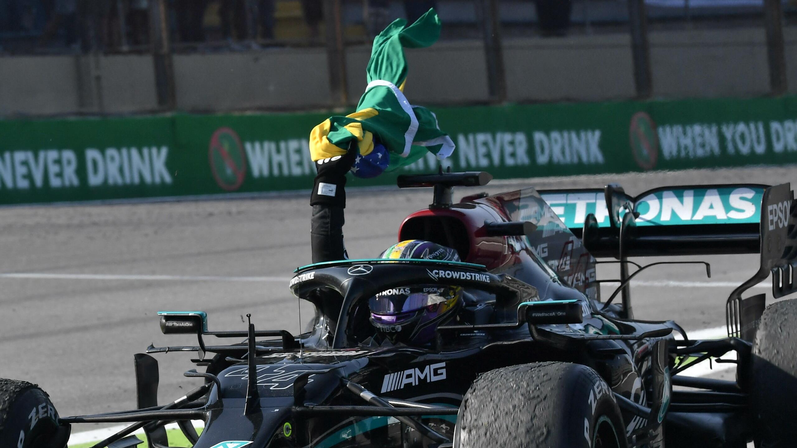 2560x1440 Lewis Hamilton fined for undoing safety