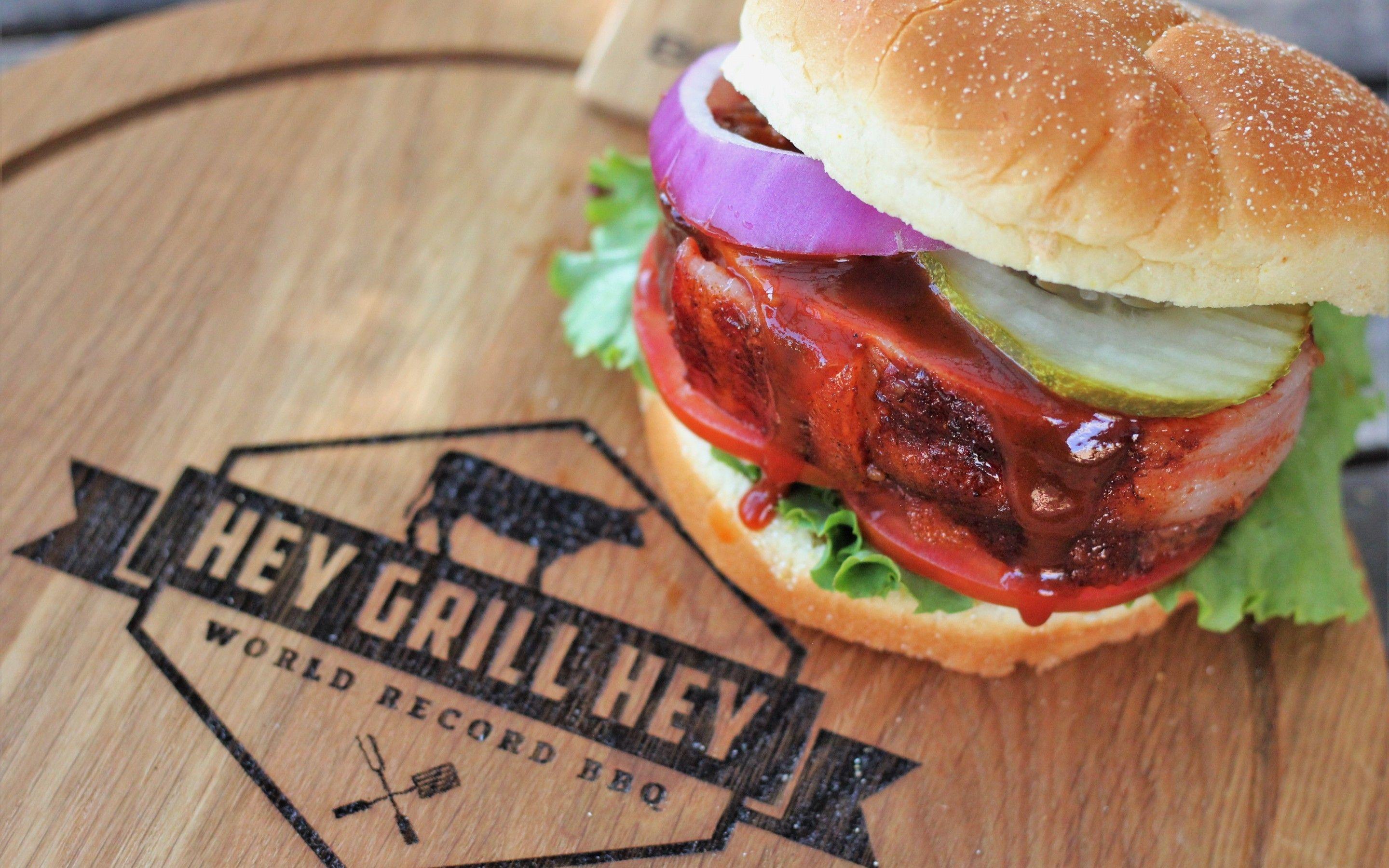 2880x1800 Download 2880x1800 Hamburger, Sauce, Onions, Fast Food