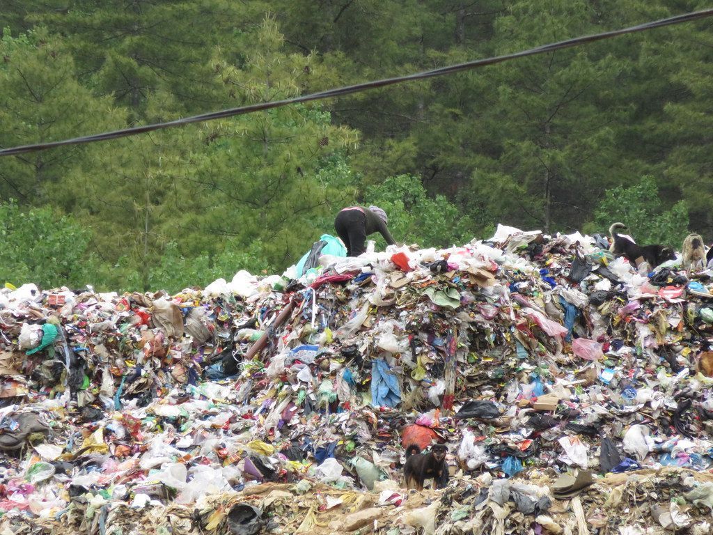 1024x768 Waste picker at Memelakha landfill