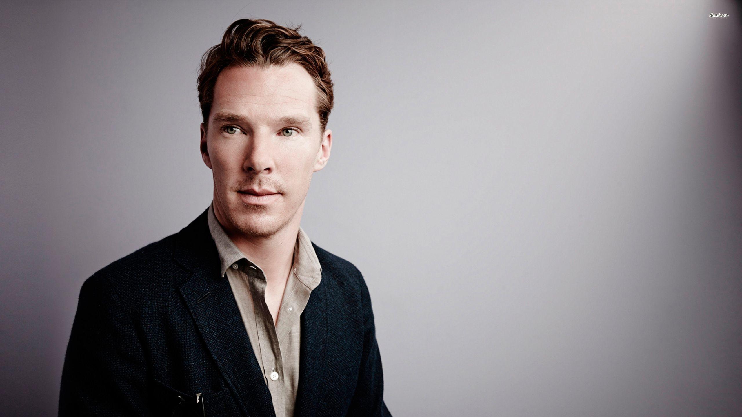 2560x1440 Benedict Cumberbatch looking at something wallpaper