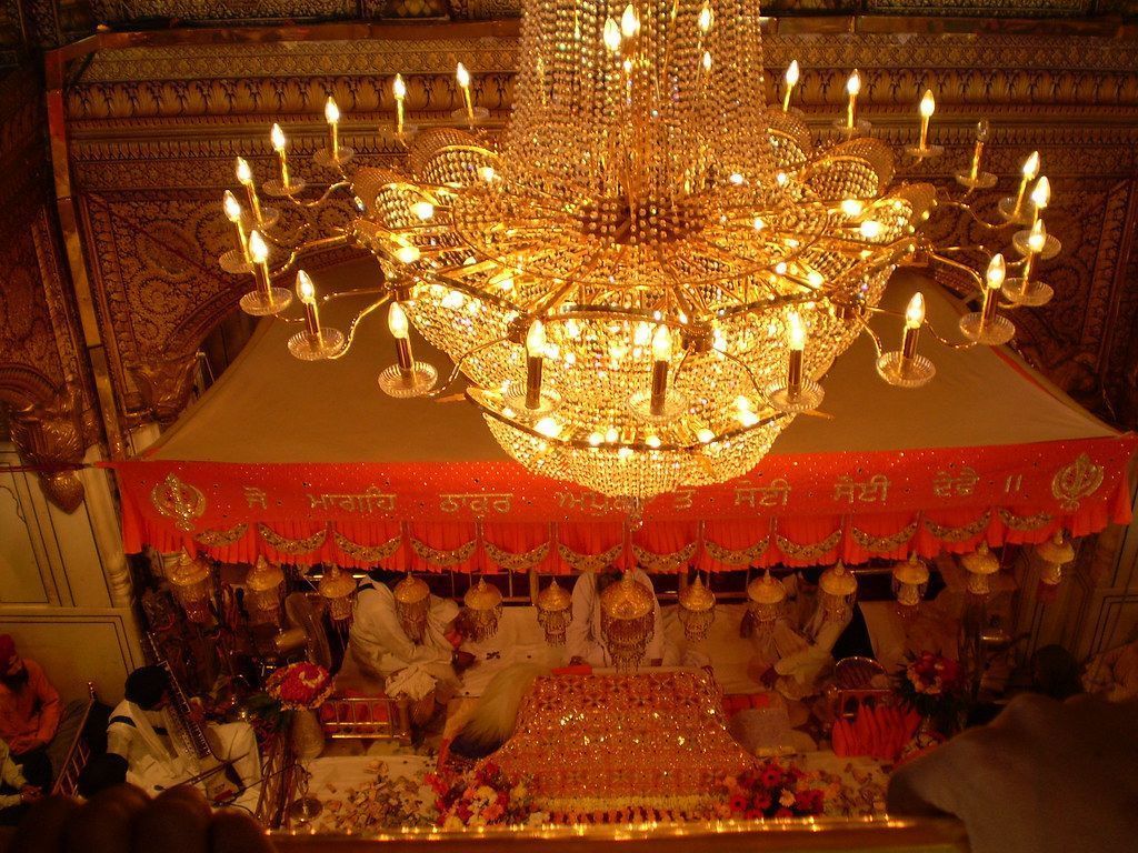 1024x768 inside the golden temple
