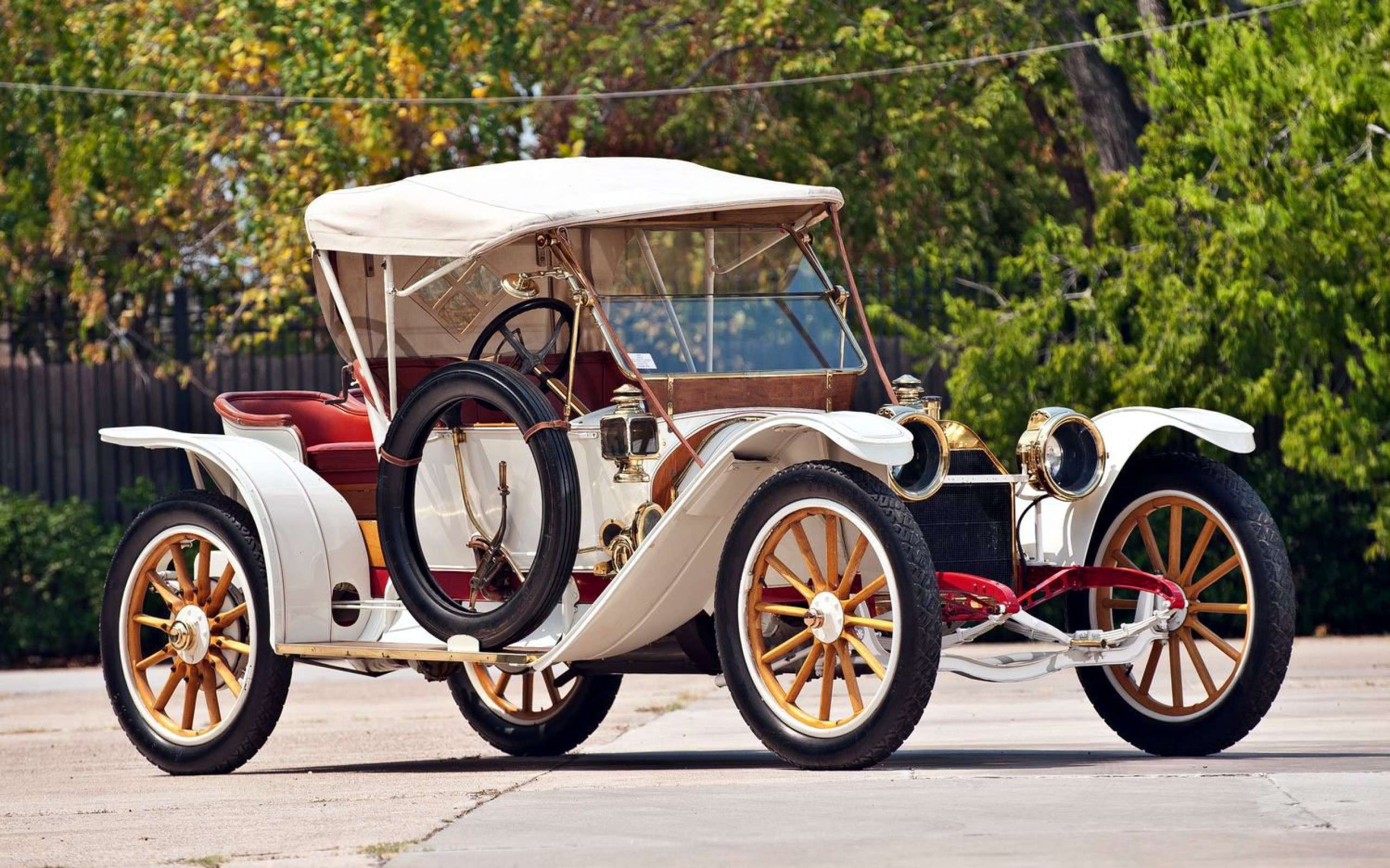 2560x1600 Old Car Image HD