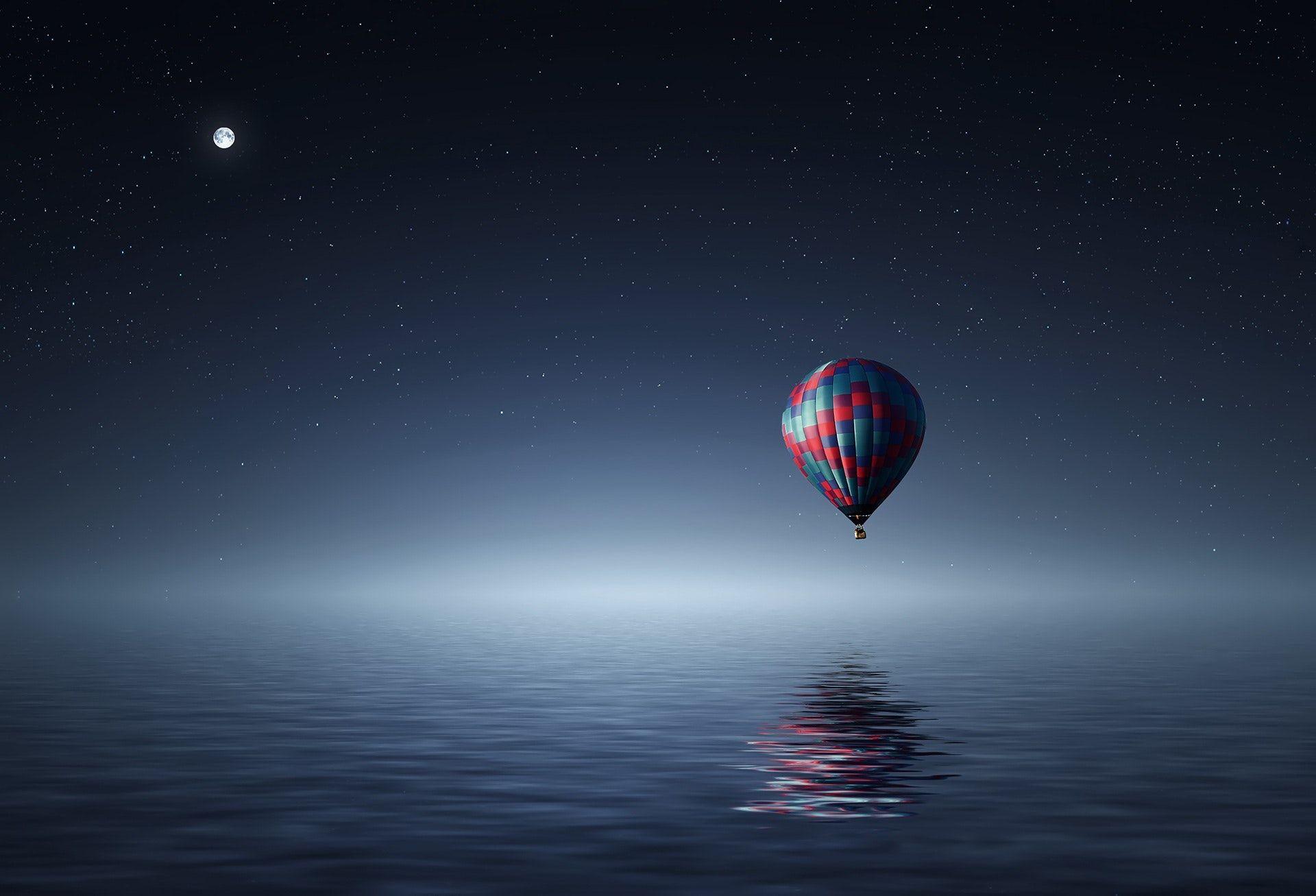 1920x1307 Red and Blue Hot Air Balloon Floating on Air on Body