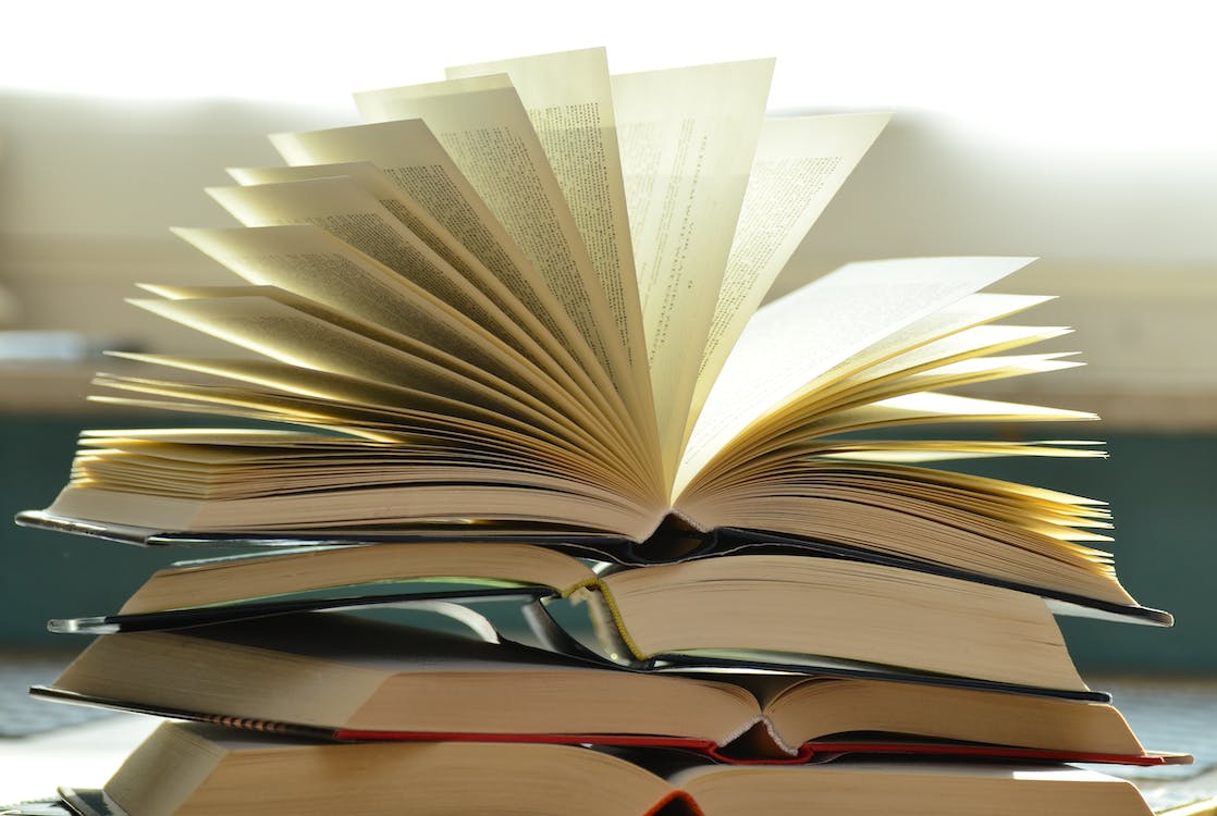 1118x750 Pile of Books · Free