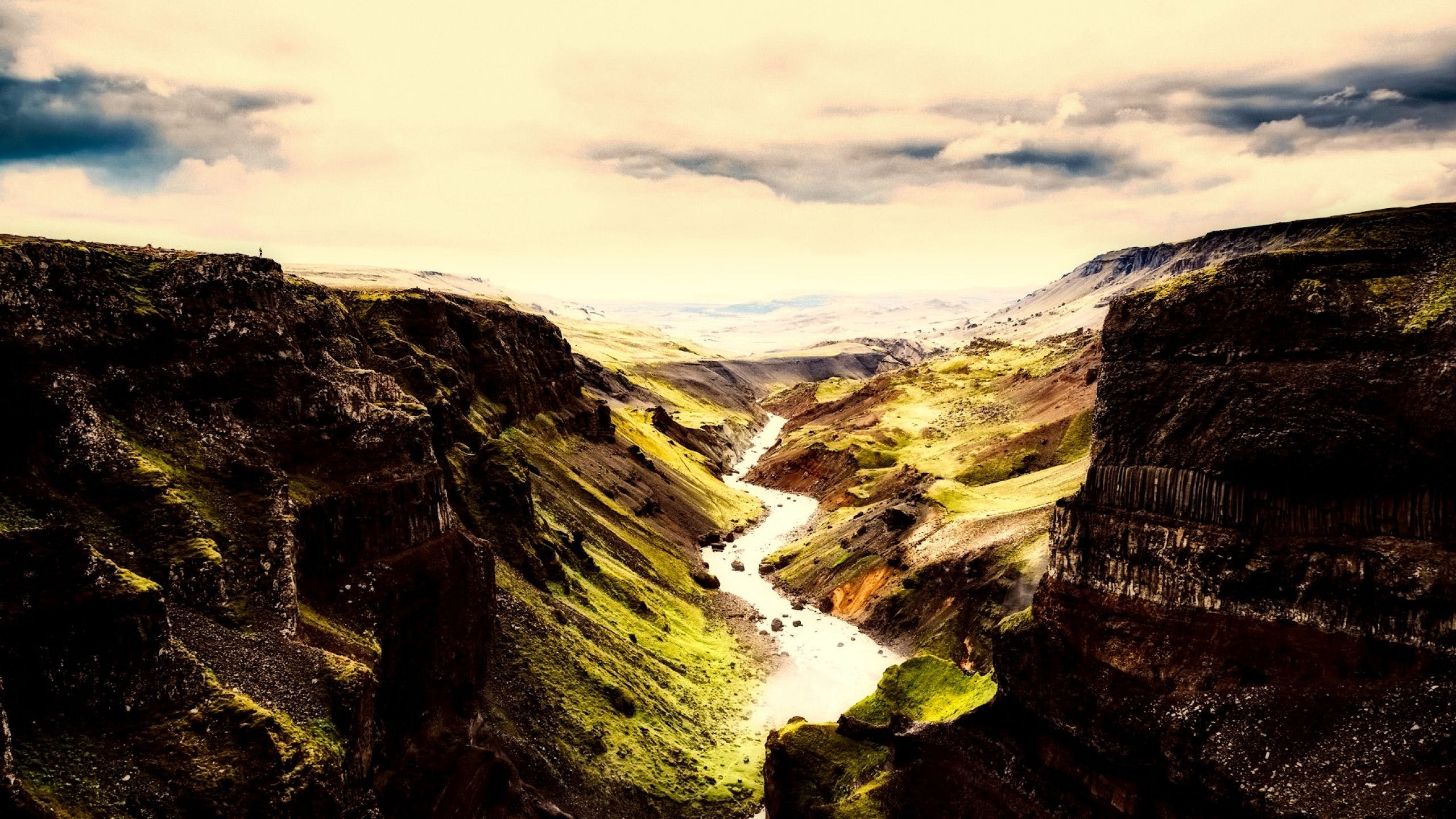 2560x1440 HD Iceland mountains Wallpaper