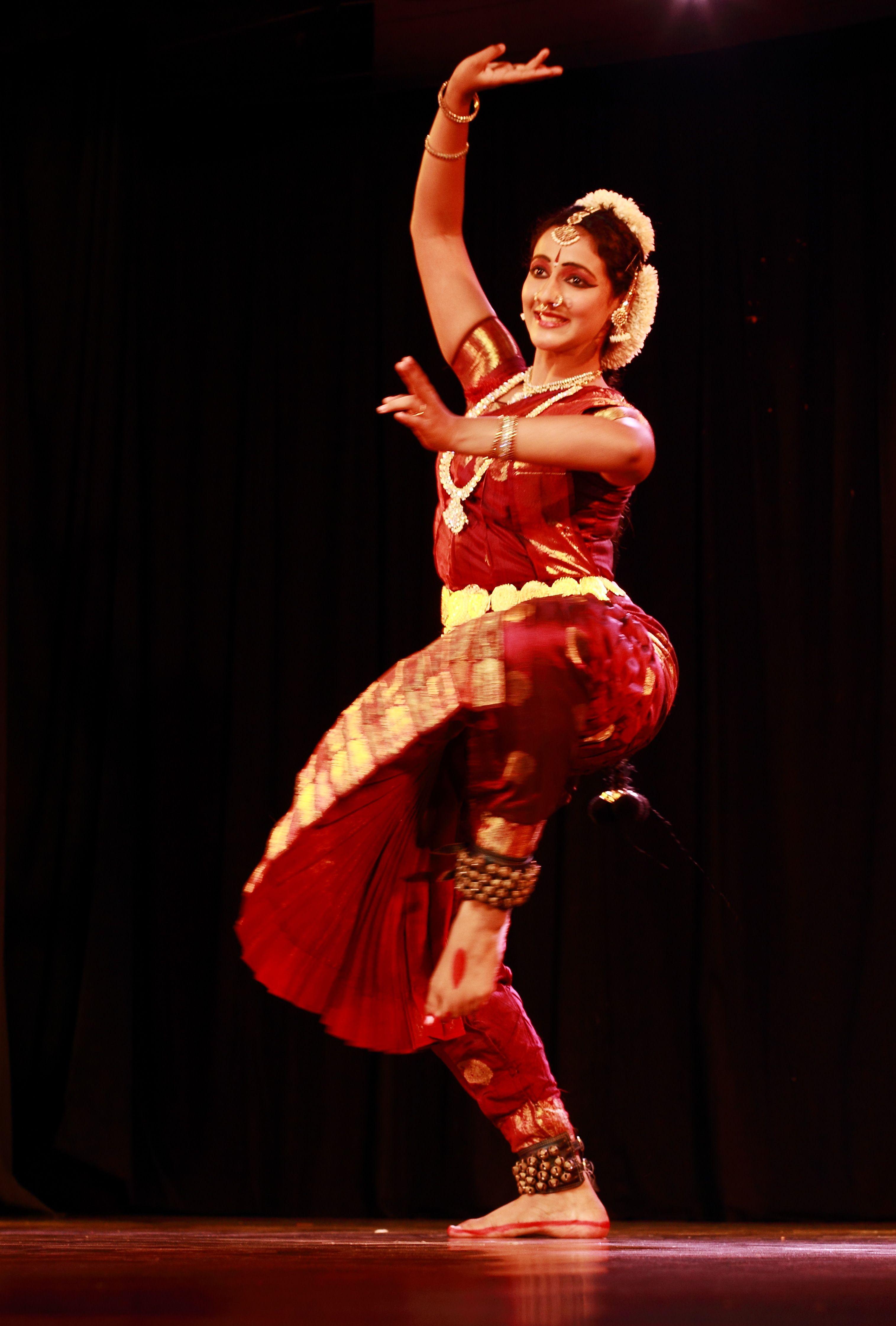 Bharatanatyam dancing hi-res stock photography and images - Alamy