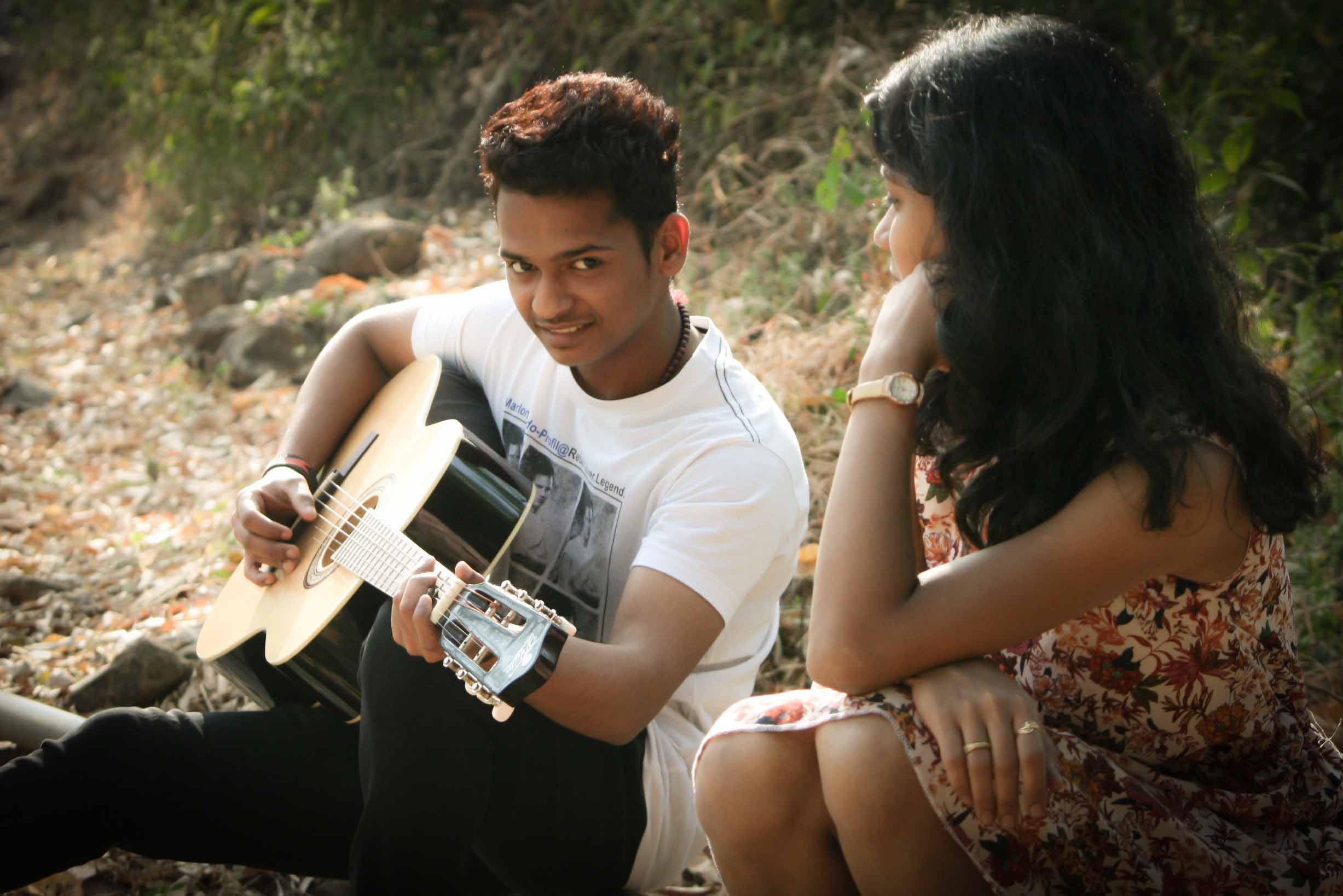 2454x1638 Indian Guitar Wallpaper