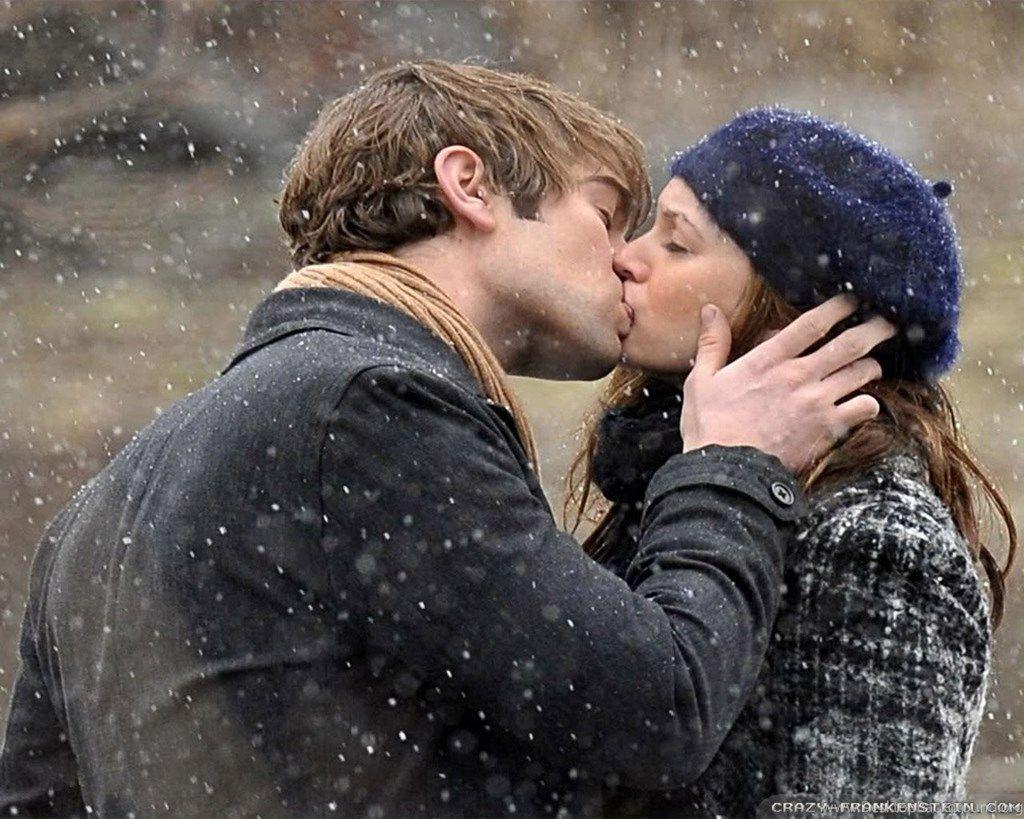 1024x819 Romantic French Kiss Wallpaper