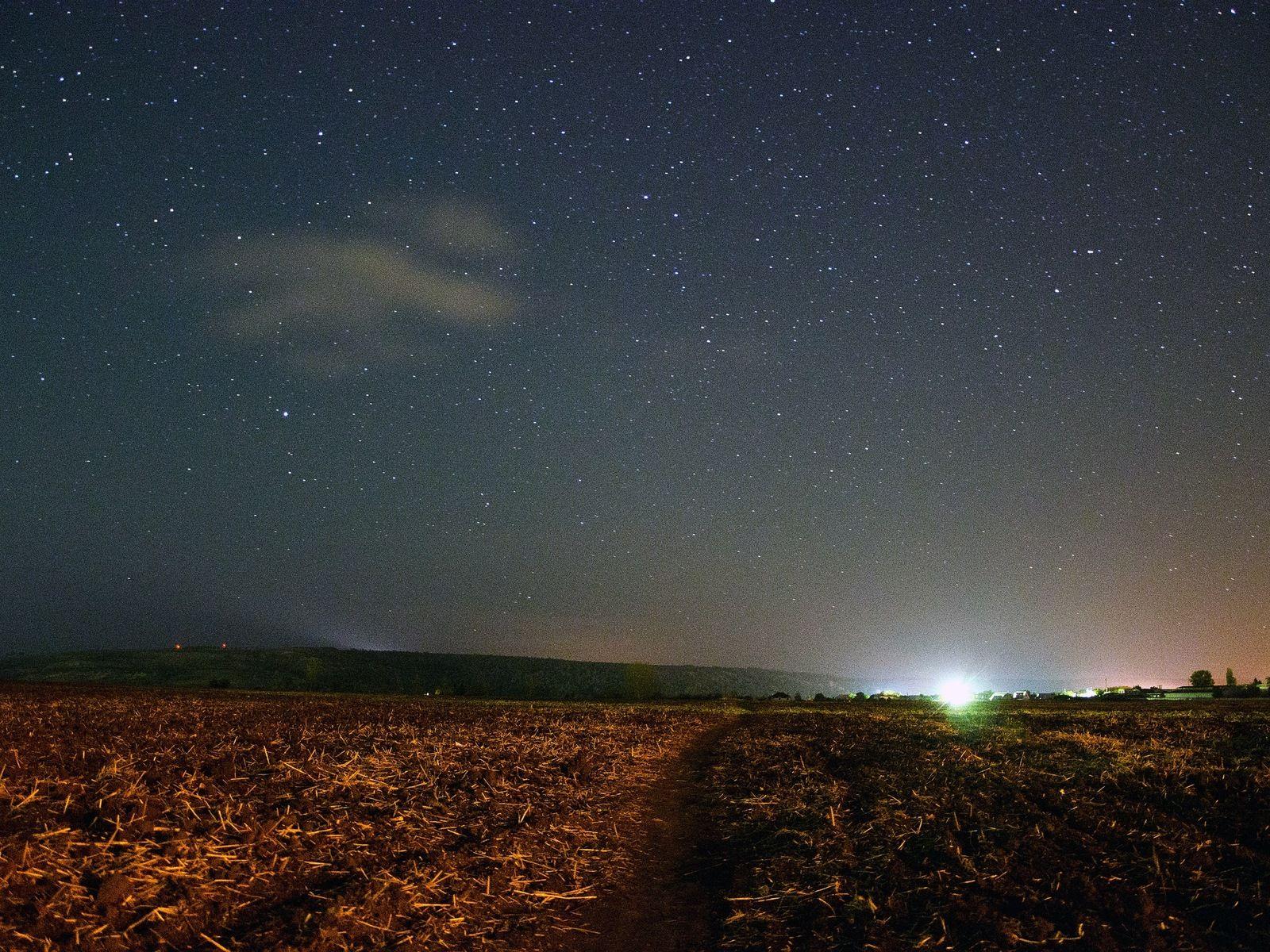 1600x1200 Download desktop wallpaper Nighttime field