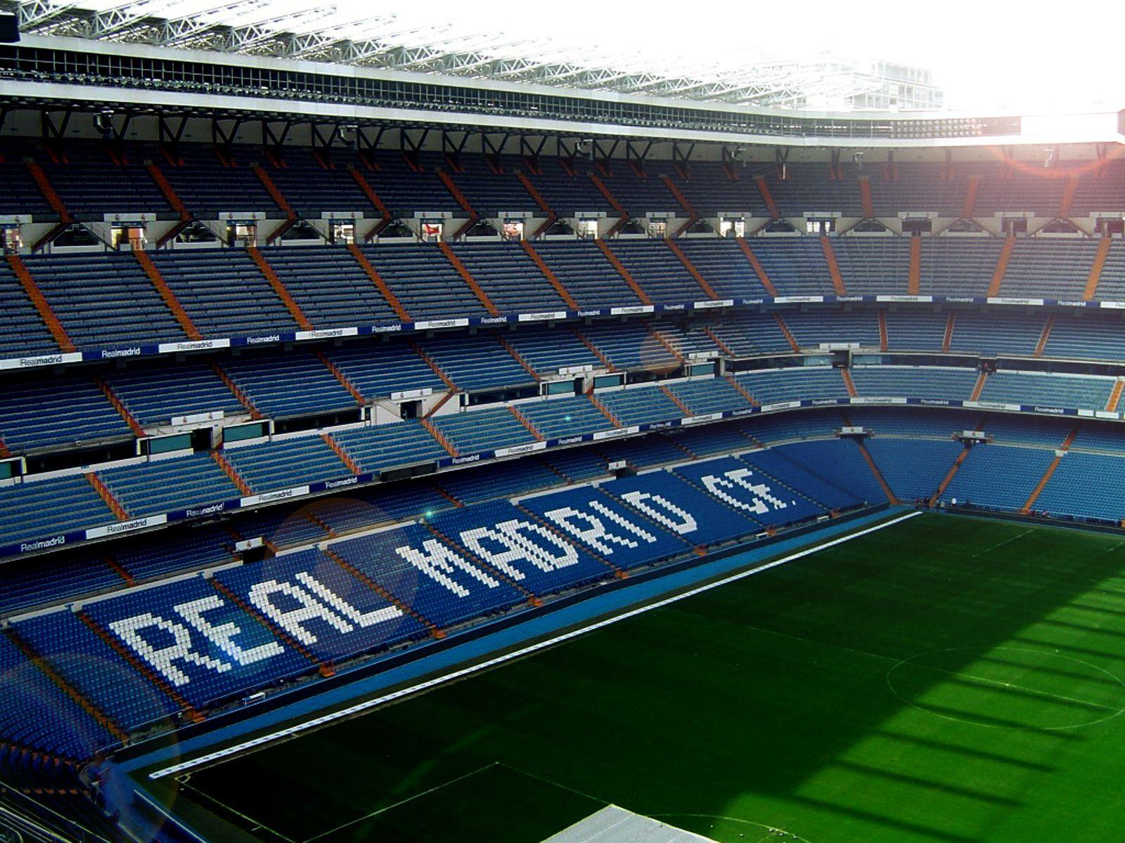 1600x1200 Central Wallpaper: Real Madrid CF Logo HD Desktop Wallpaper