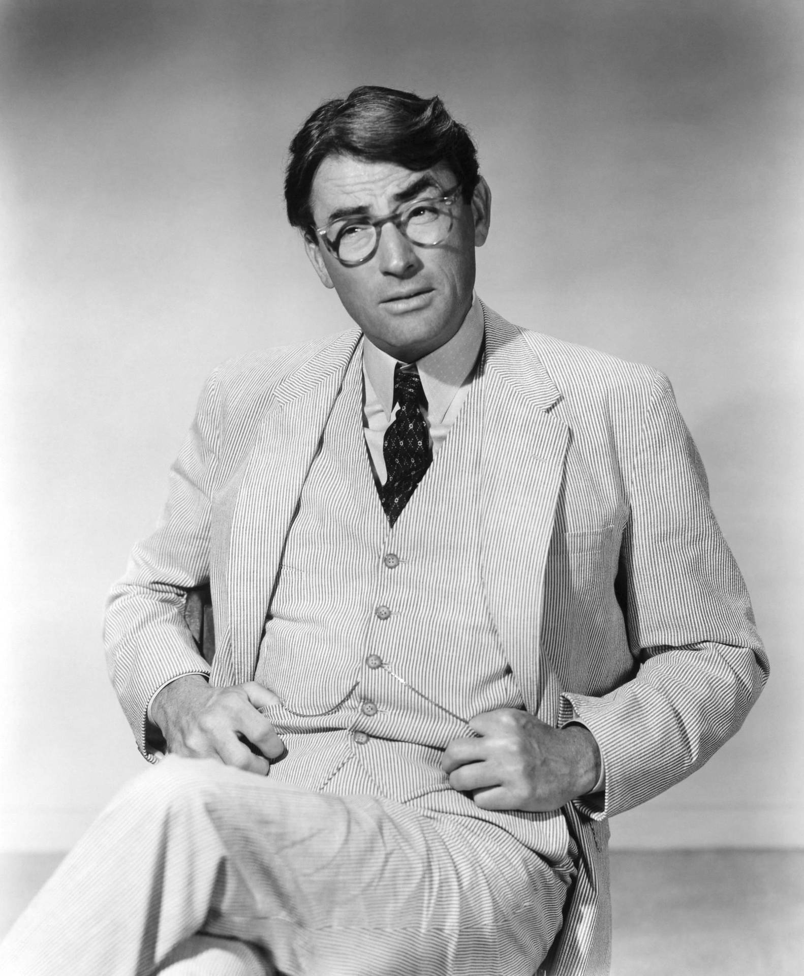 1582x1920 Actor Gregory Peck Photohoot Wallpaper