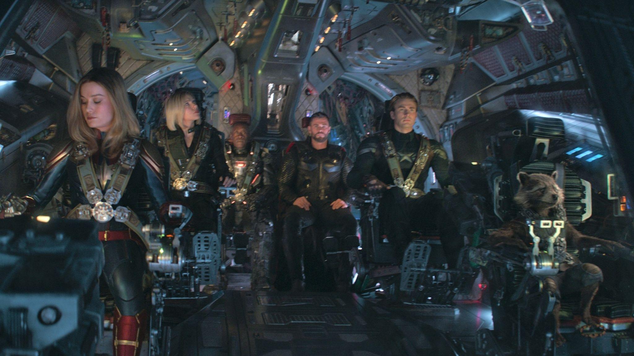 2048x1152 Avengers: Endgame makes like the Hulk and smashes opening
