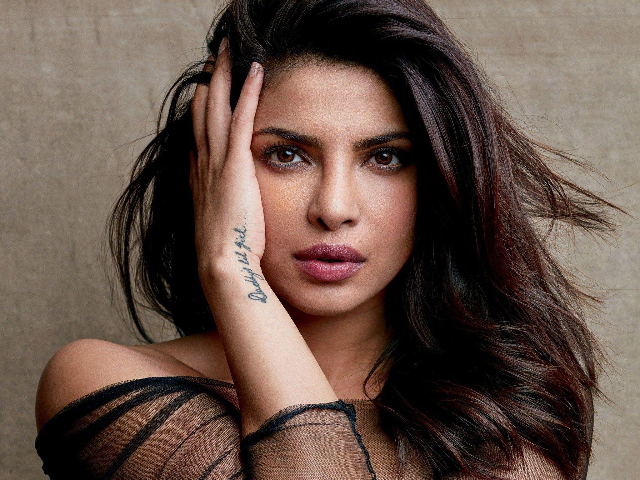2048x1536 HD Wallpaper of Bollywood Actress
