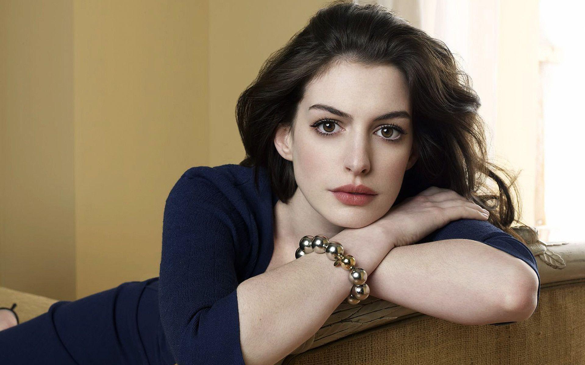 1920x1200 Anne Hathaway Sofa Golden Wristband Wallpaper