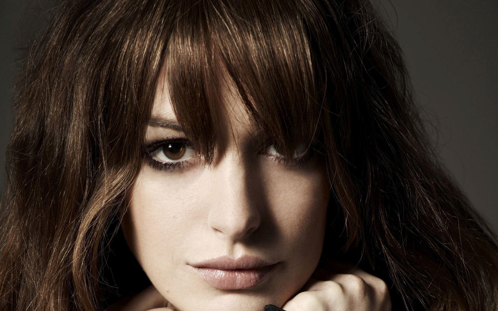 1920x1200 Anne Hathaway Wallpaper Looking Serious